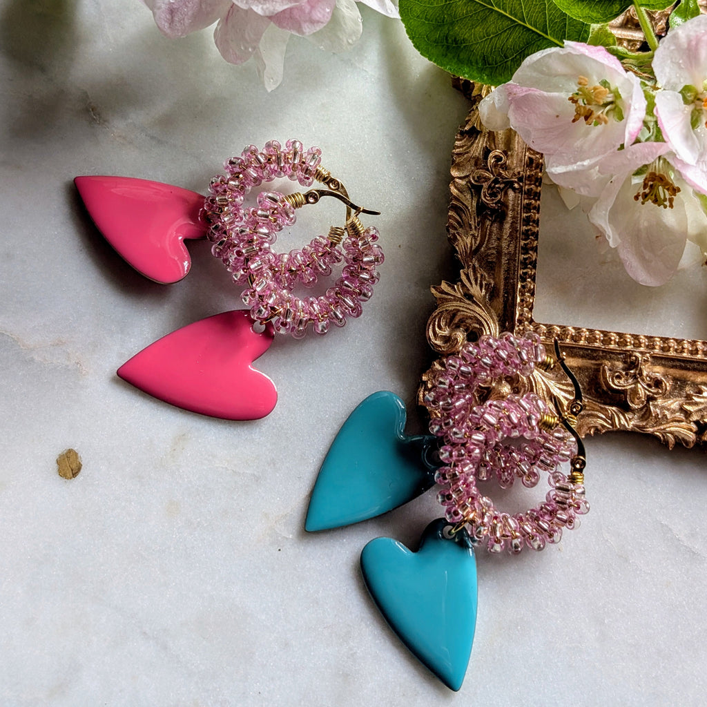 Rocaillescreolen "Coracão" - Verspielte Creolen umwickelt mit zart rosa Glasperlen und einem pinken oder blauem Herz aus emailliertem Messing