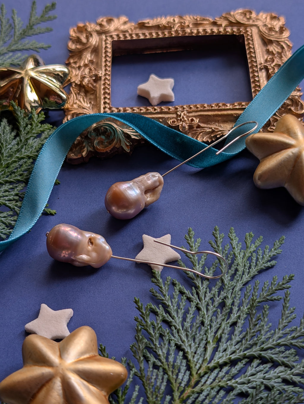 Rosewood Key - Barockperlen Ohrhänger mit Schlüsselloch Detail