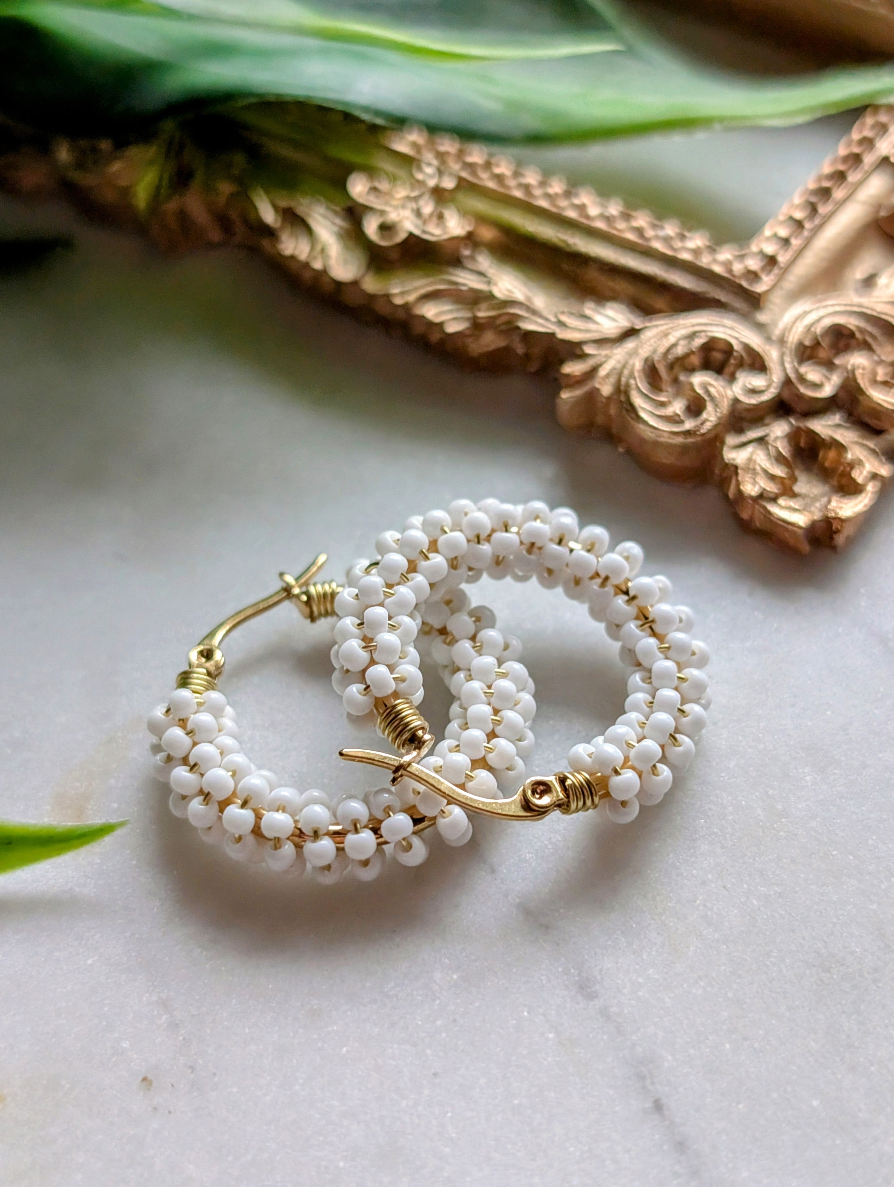 Color Wraps Creolen "Alba" – Edelstahl & weiße Rocailles