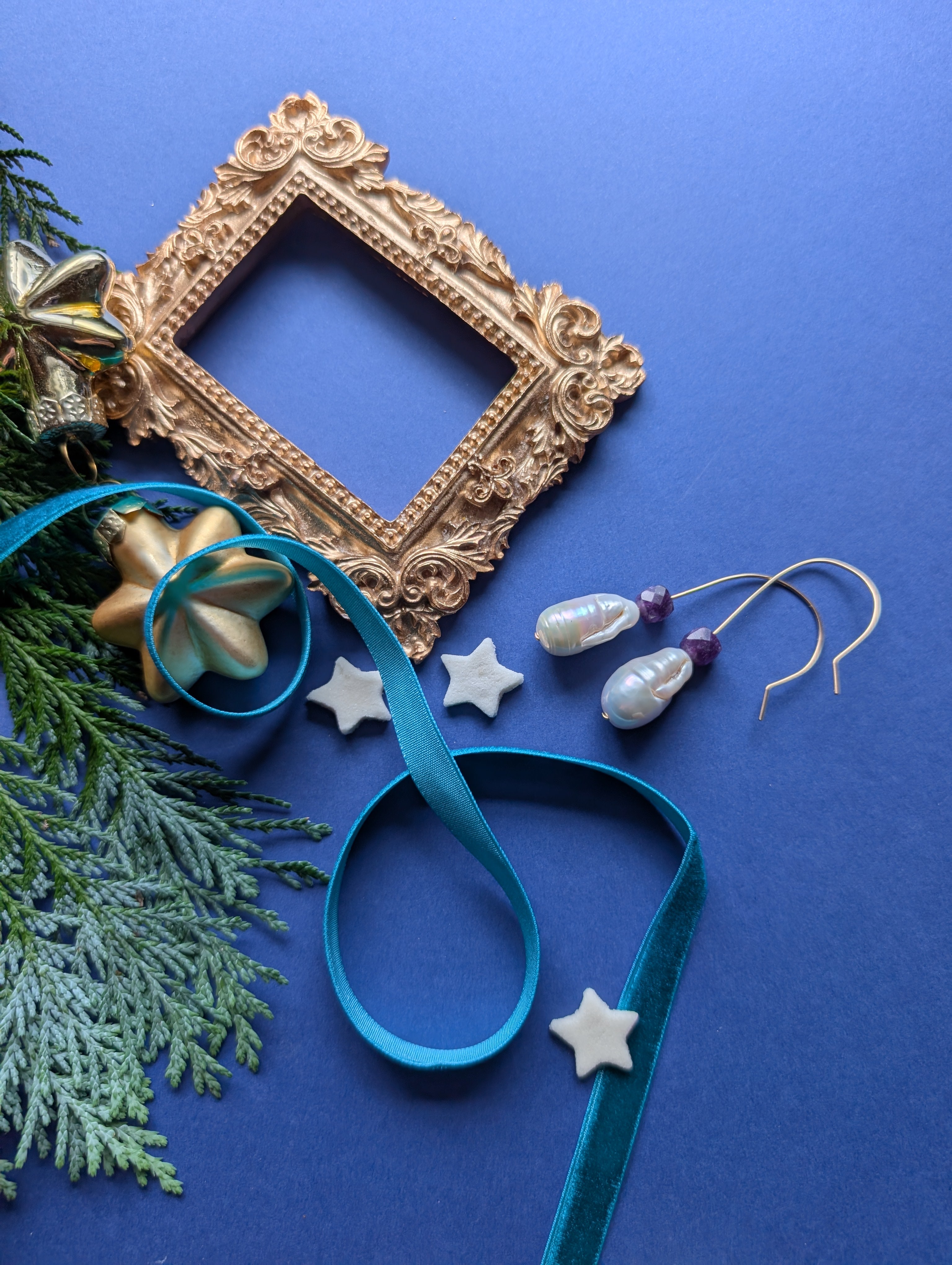 Royal Drops - Ohrhänger mit Barockperle und violettem Quarz