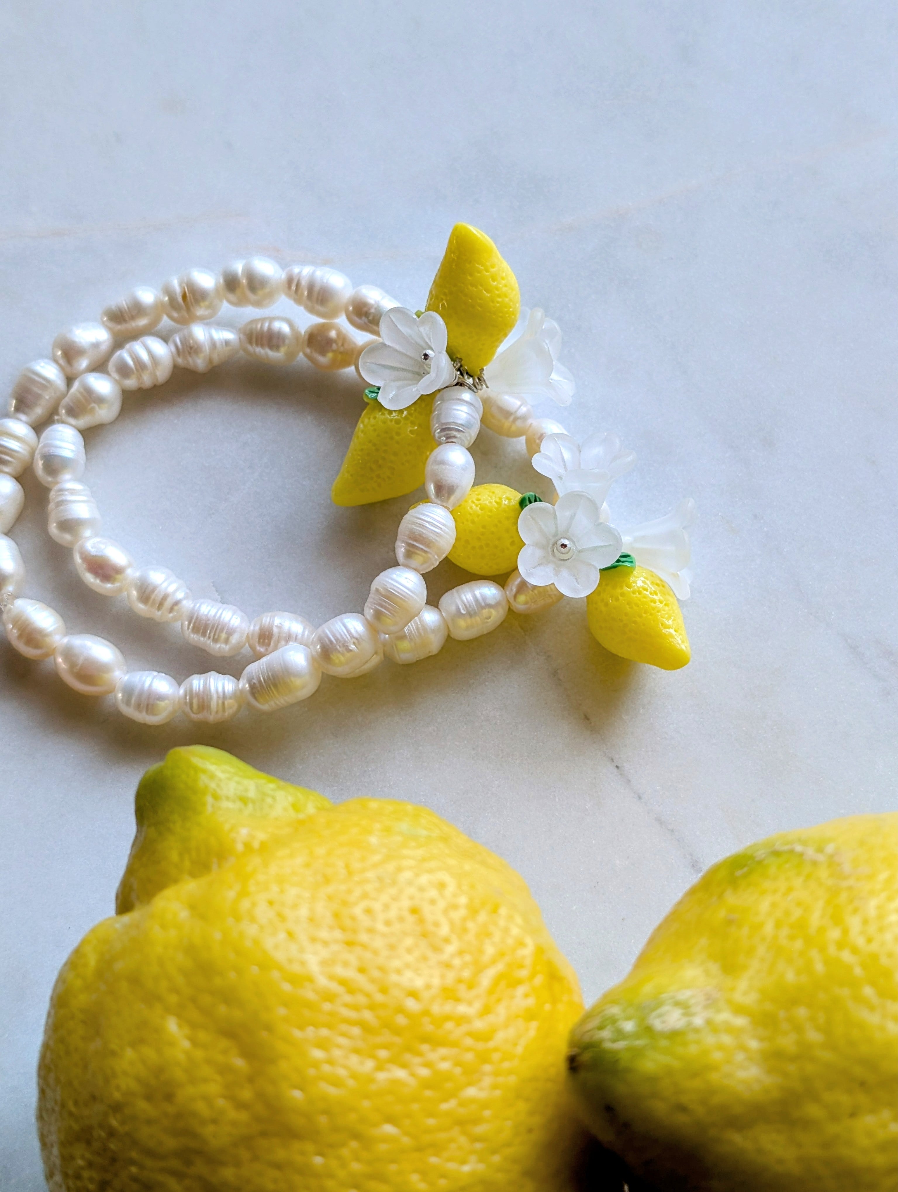 La Perla al Limone – Armband mit Süßwasserperlen, Zitronen und Blüten