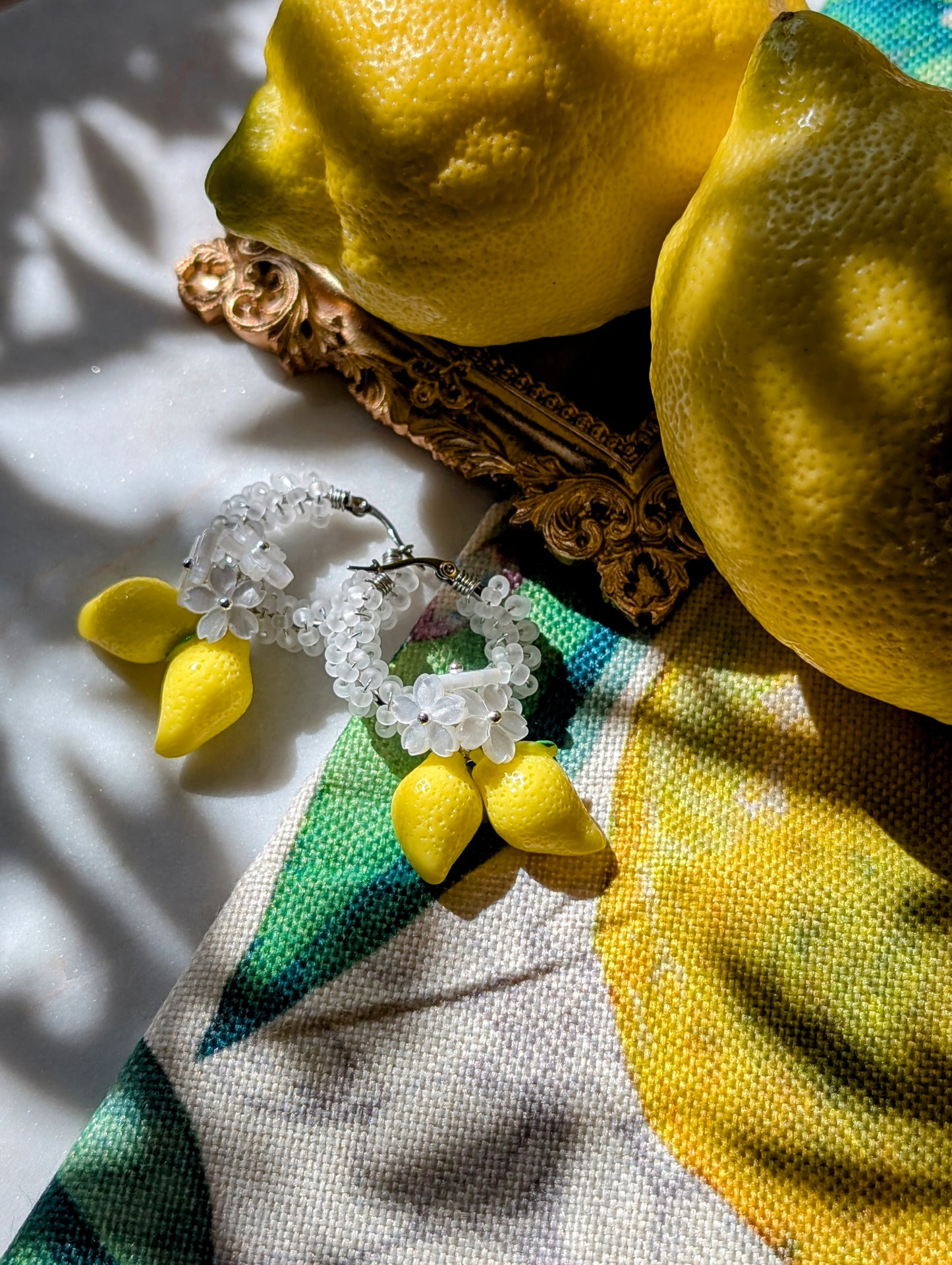 Creole di Limone – Color Wraps Edelstahl-Creolen mit Zitronen und Blüten