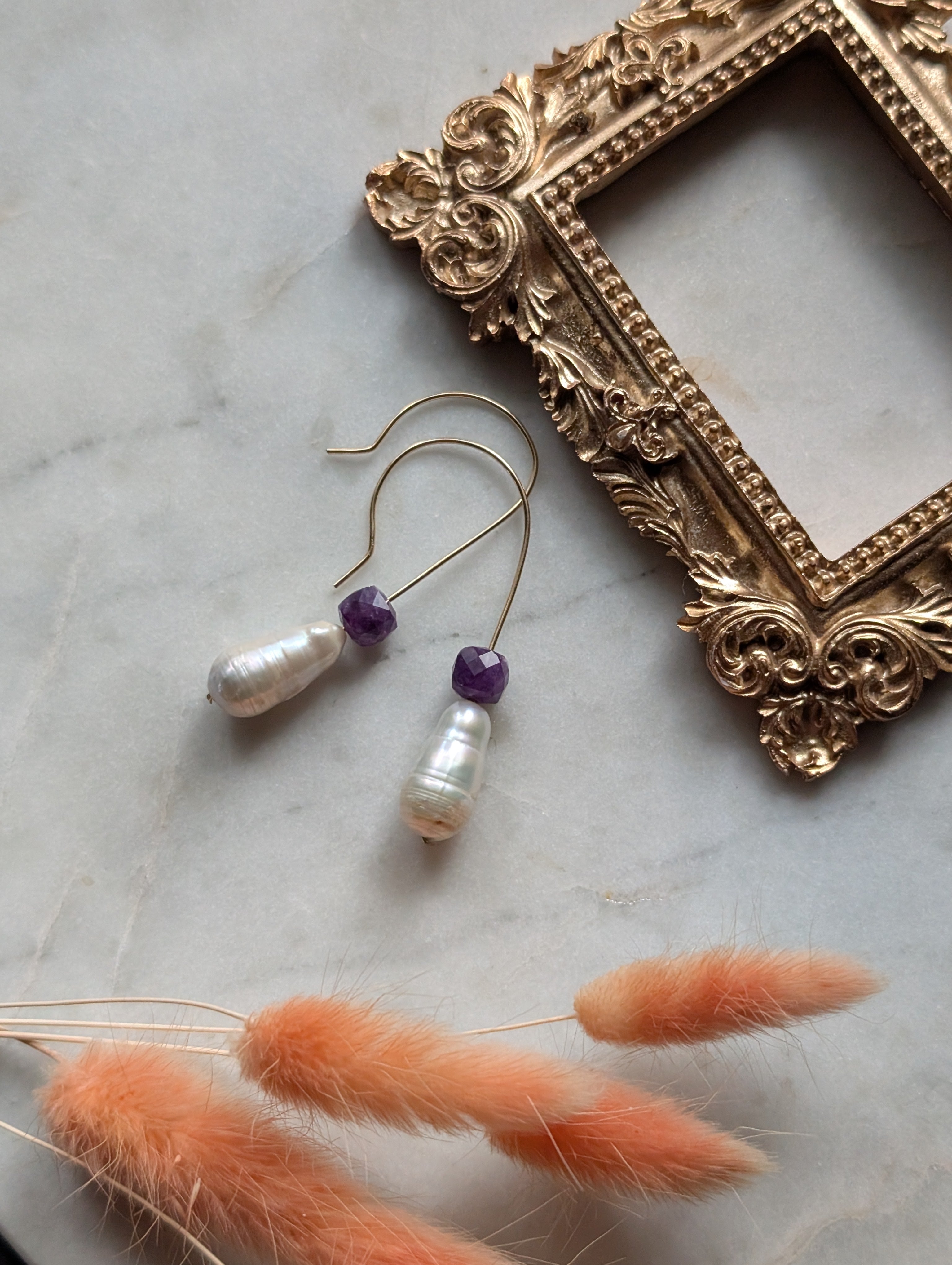 Royal Drops - Ohrhänger mit Barockperle und violettem Quarz