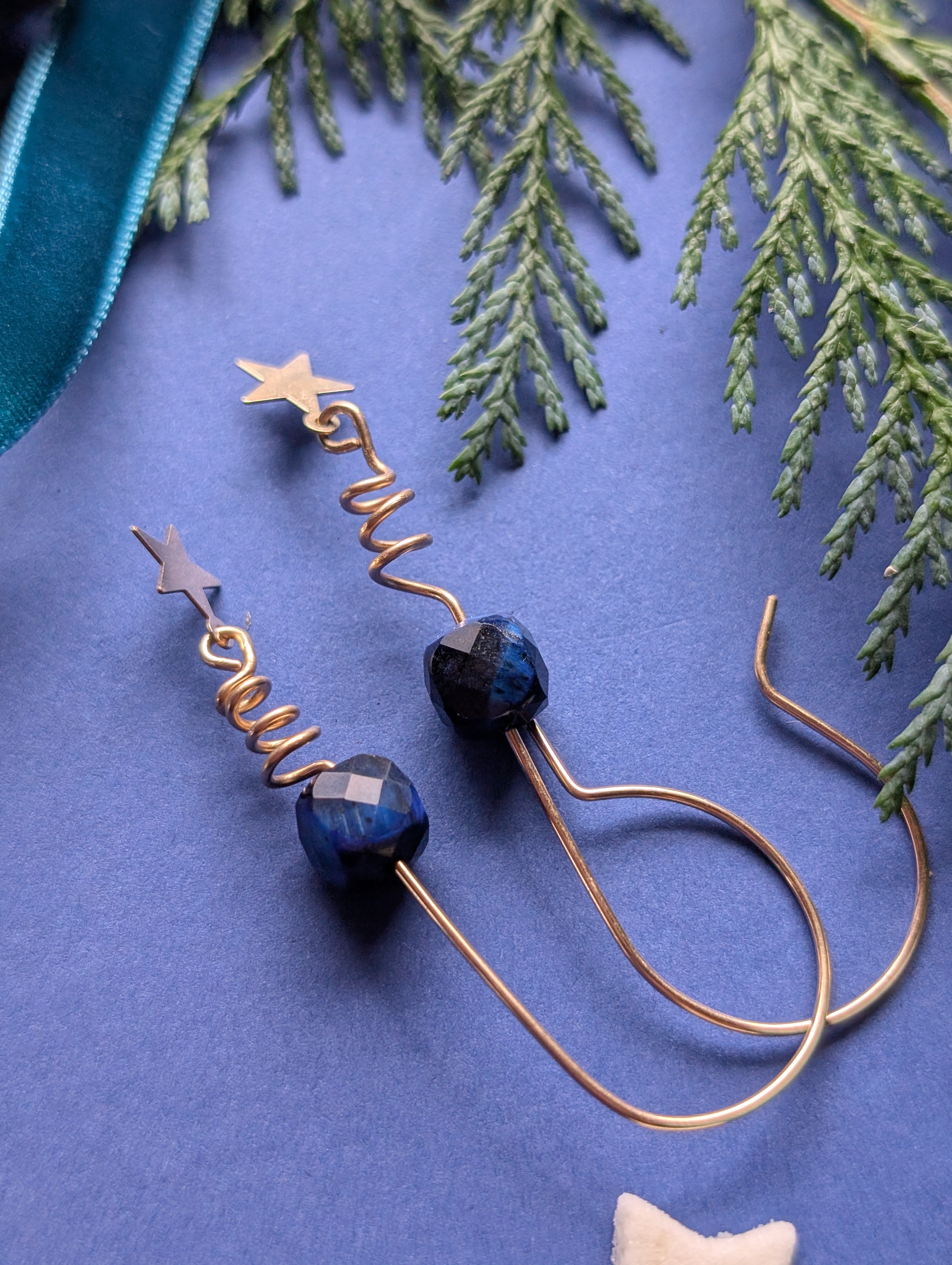 Ohrhänger Polaris - Silber & Gold mit Sternen und Tigerauge