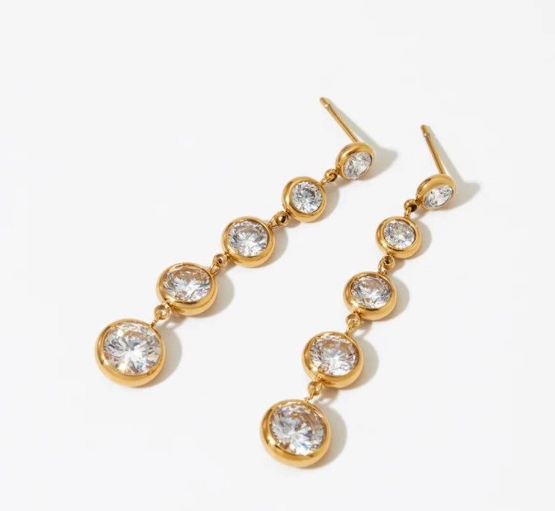 Pebble Drop – Edelstahl Ohrstecker mit linearen Zirkonia