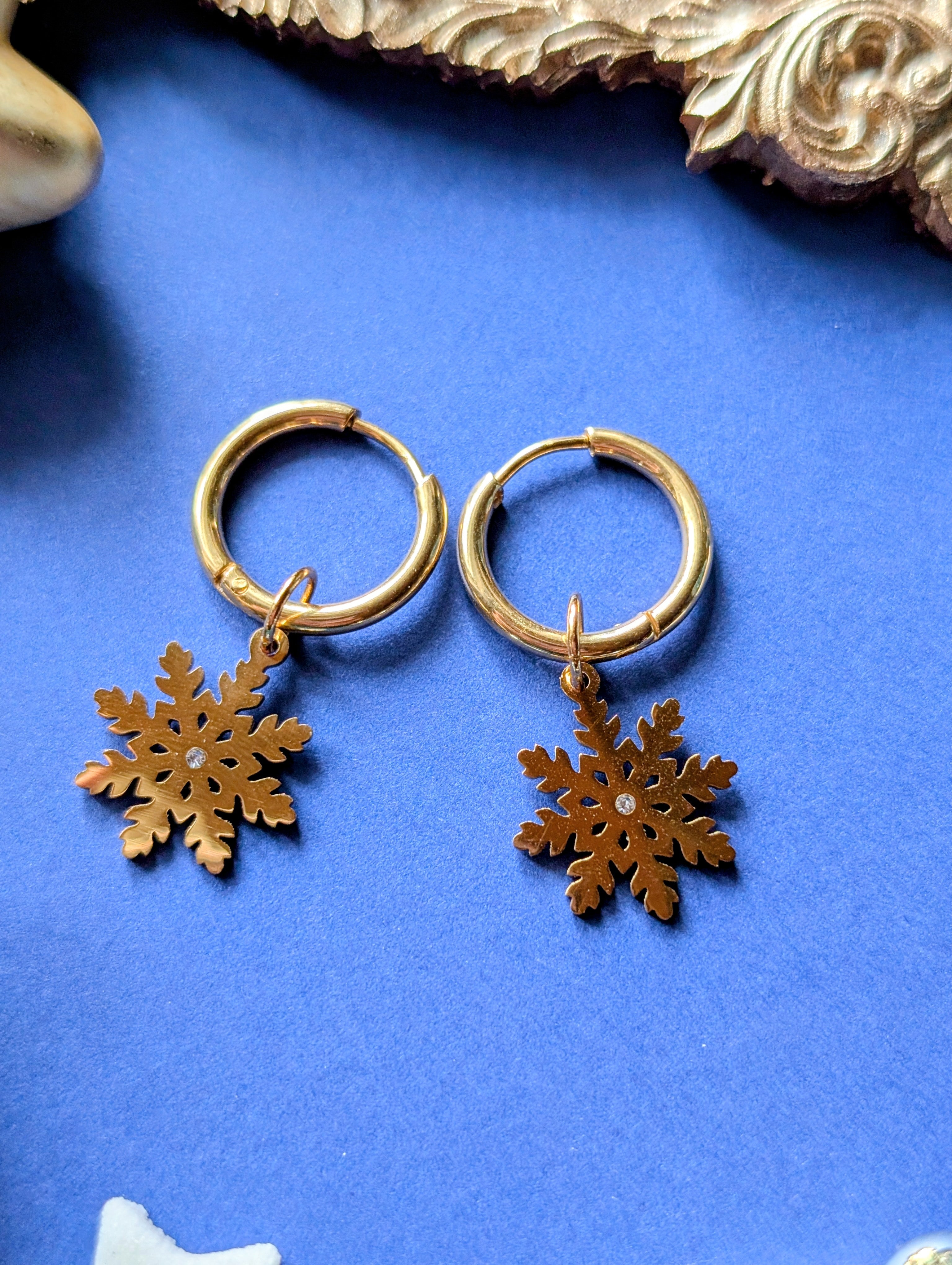 Winterglanz - Edelstahl Creolen mit Schneeflocken Anhänger und Zirkon