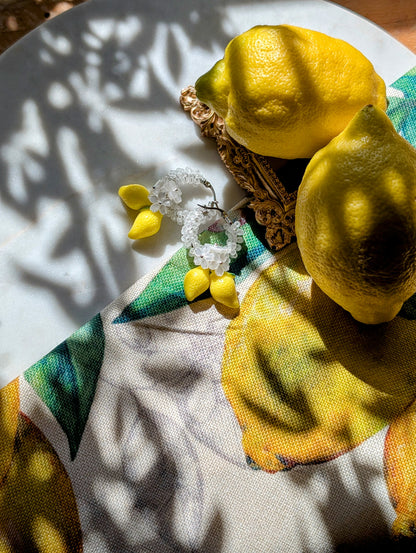 Creole di Limone – Color Wraps Edelstahl-Creolen mit Zitronen und Blüten