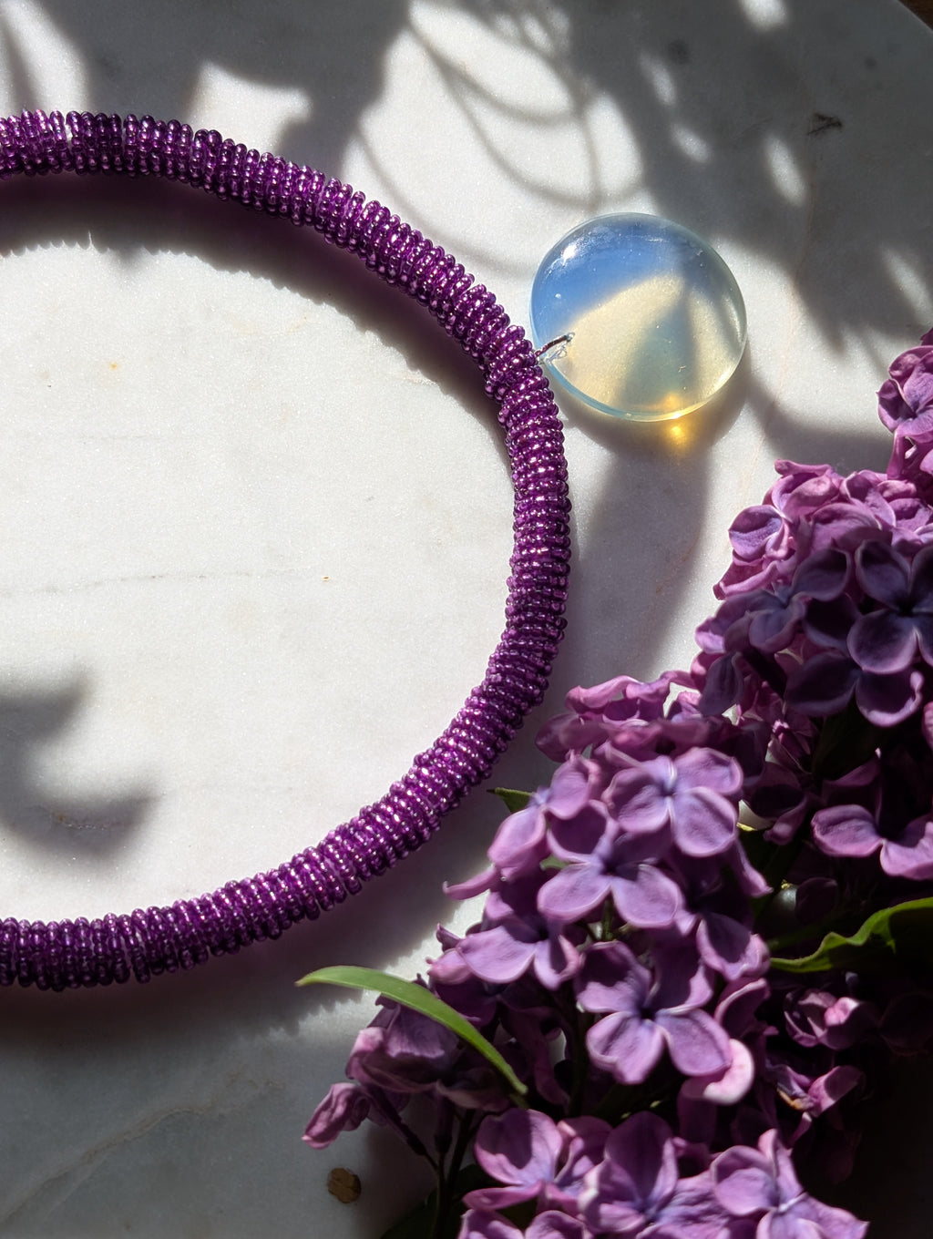 Serena Opale – Zarte Halskette mit Opalit-Anhänger und schimmernder Kordel