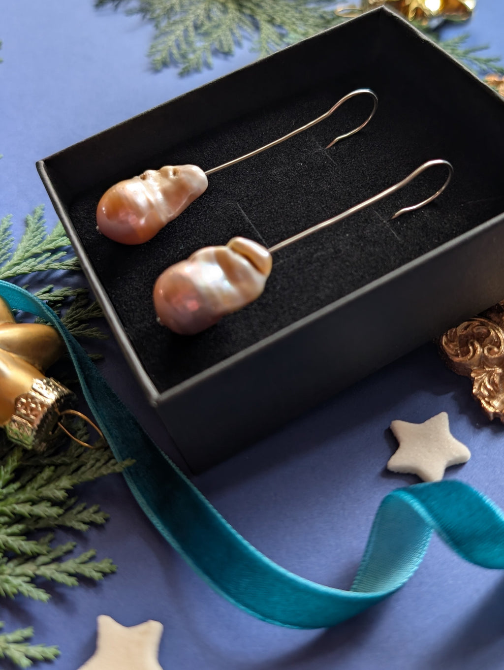 Rosewood Key - Barockperlen Ohrhänger mit Schlüsselloch Detail