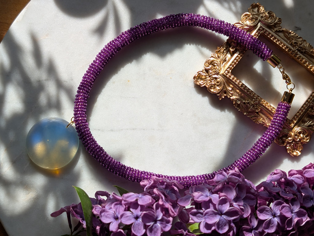 Serena Opale – Zarte Halskette mit Opalit-Anhänger und schimmernder Kordel