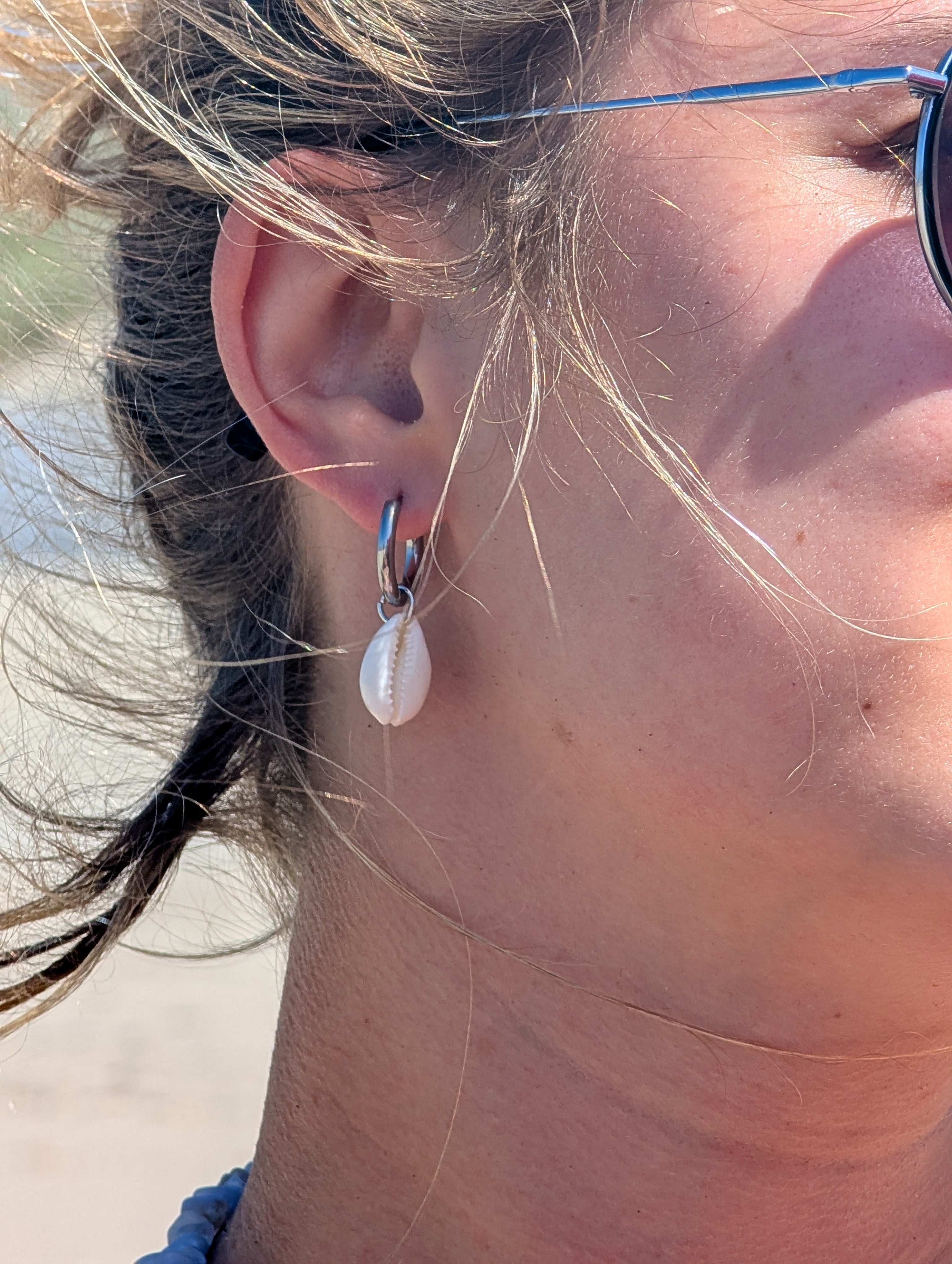 Creolen mit kleinen Kauri-Muscheln – Edelstahl-Ohrringe mit feinem Muscheldetail