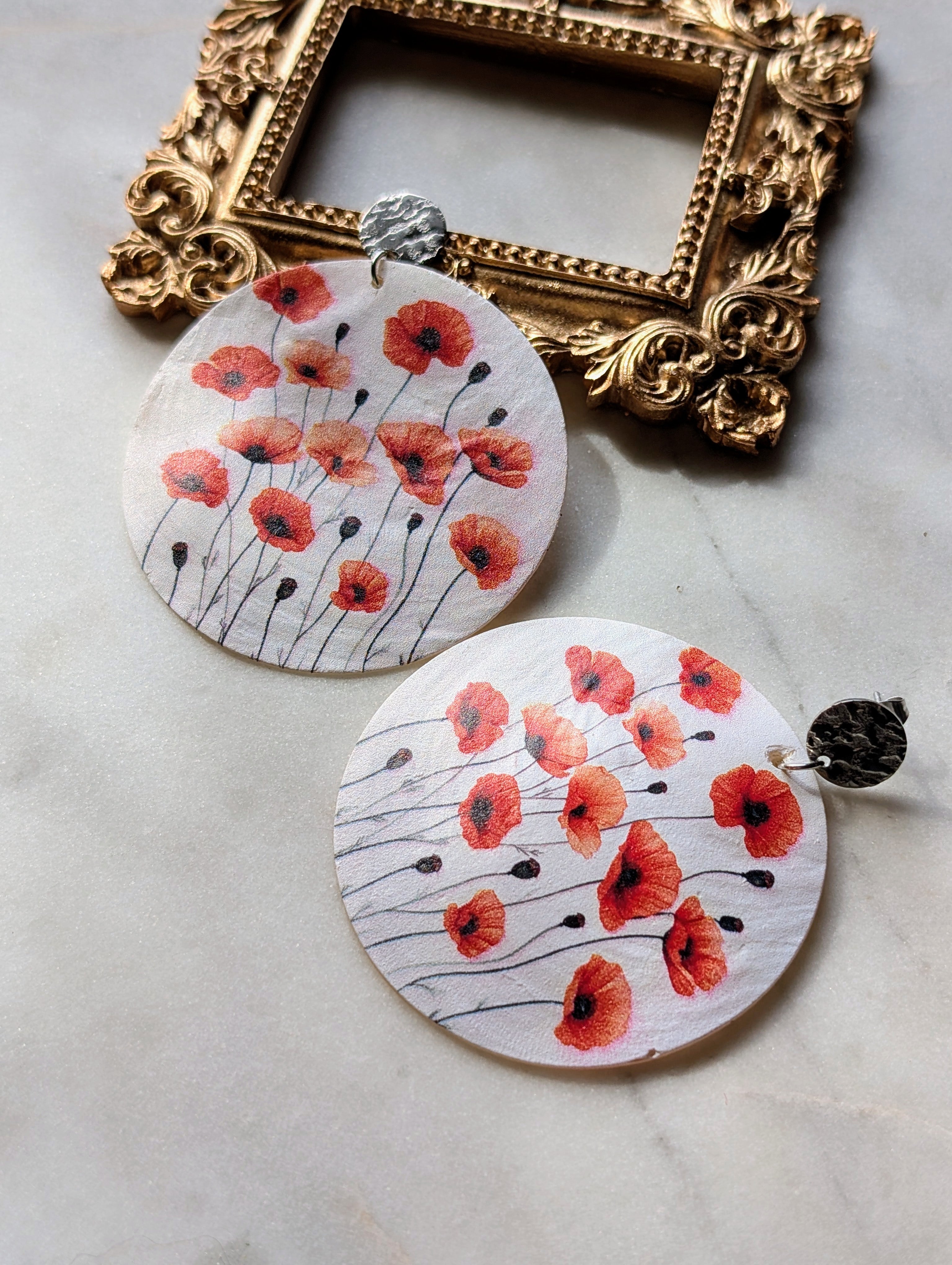 Poppy Bloom – Ohrstecker mit Mohnblumen auf Perlmutt