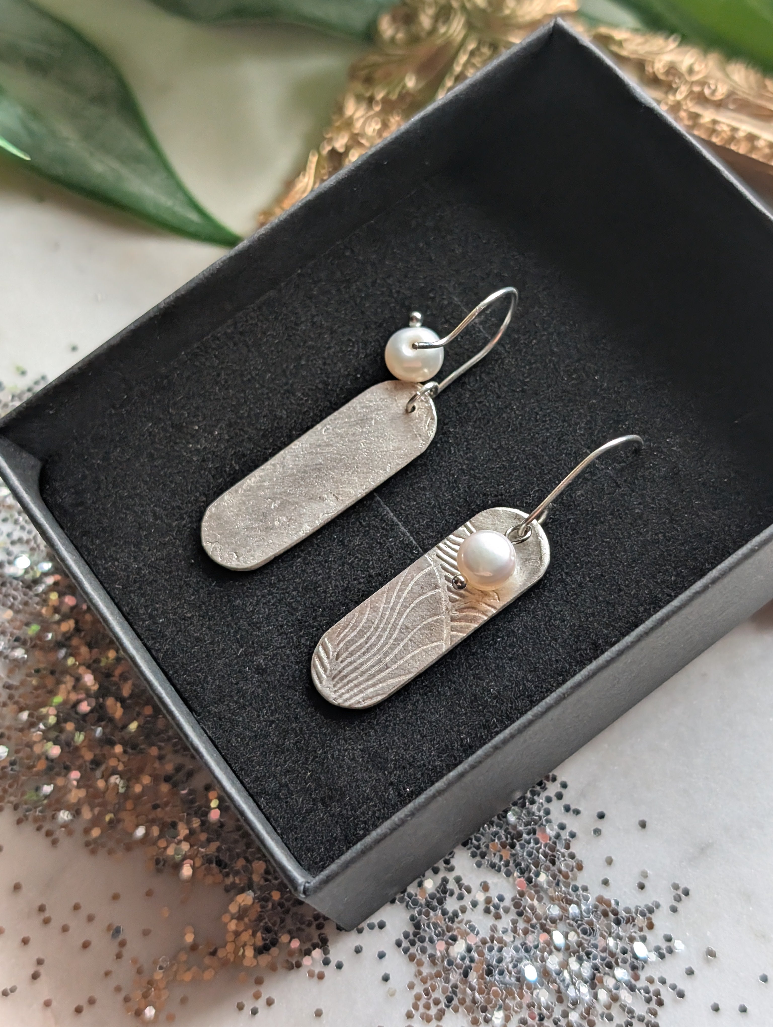 Silberohrhänger mit Süßwasserperlen - Glanz der Stille