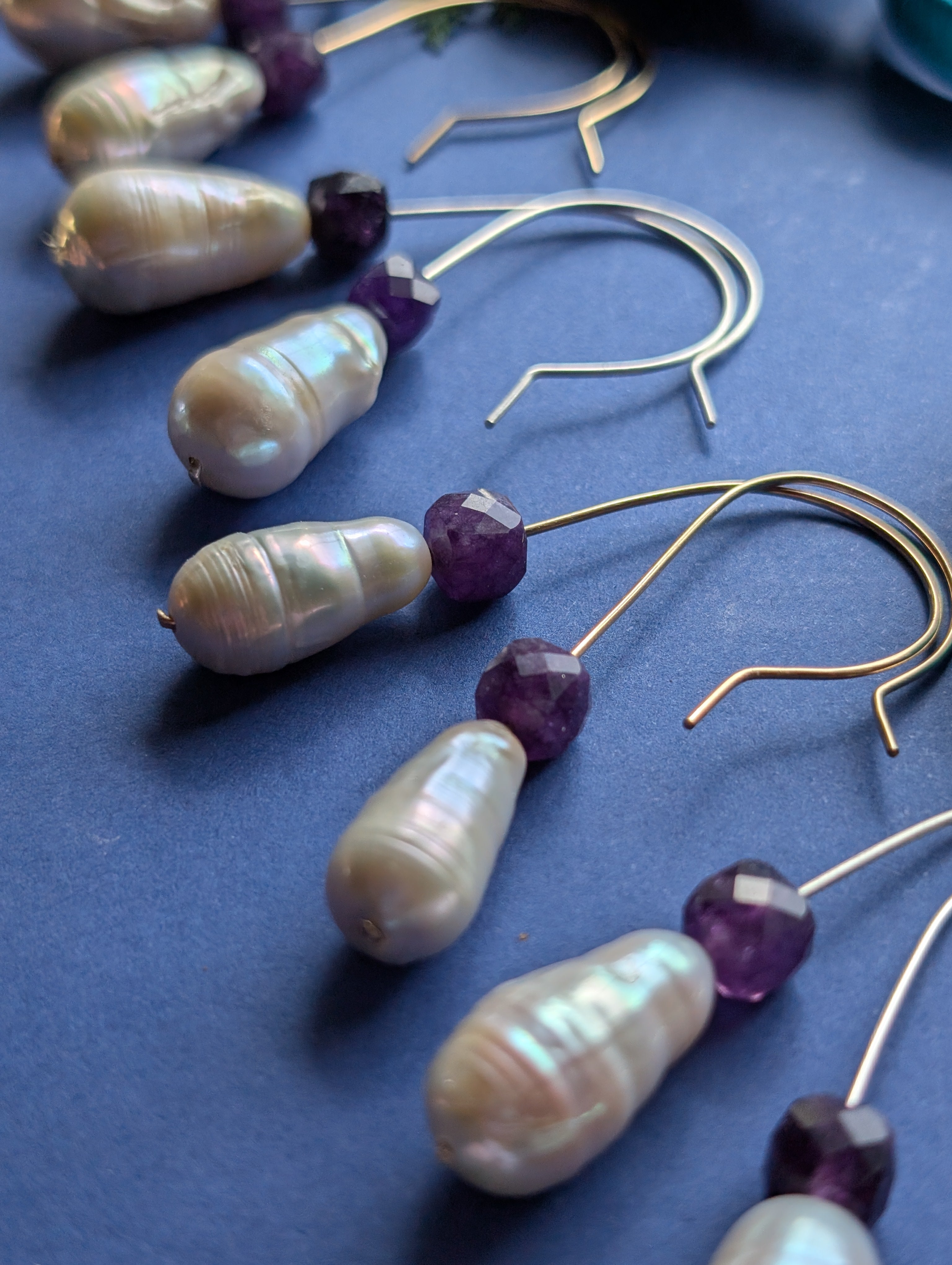 Royal Drops - Ohrhänger mit Barockperle und violettem Quarz