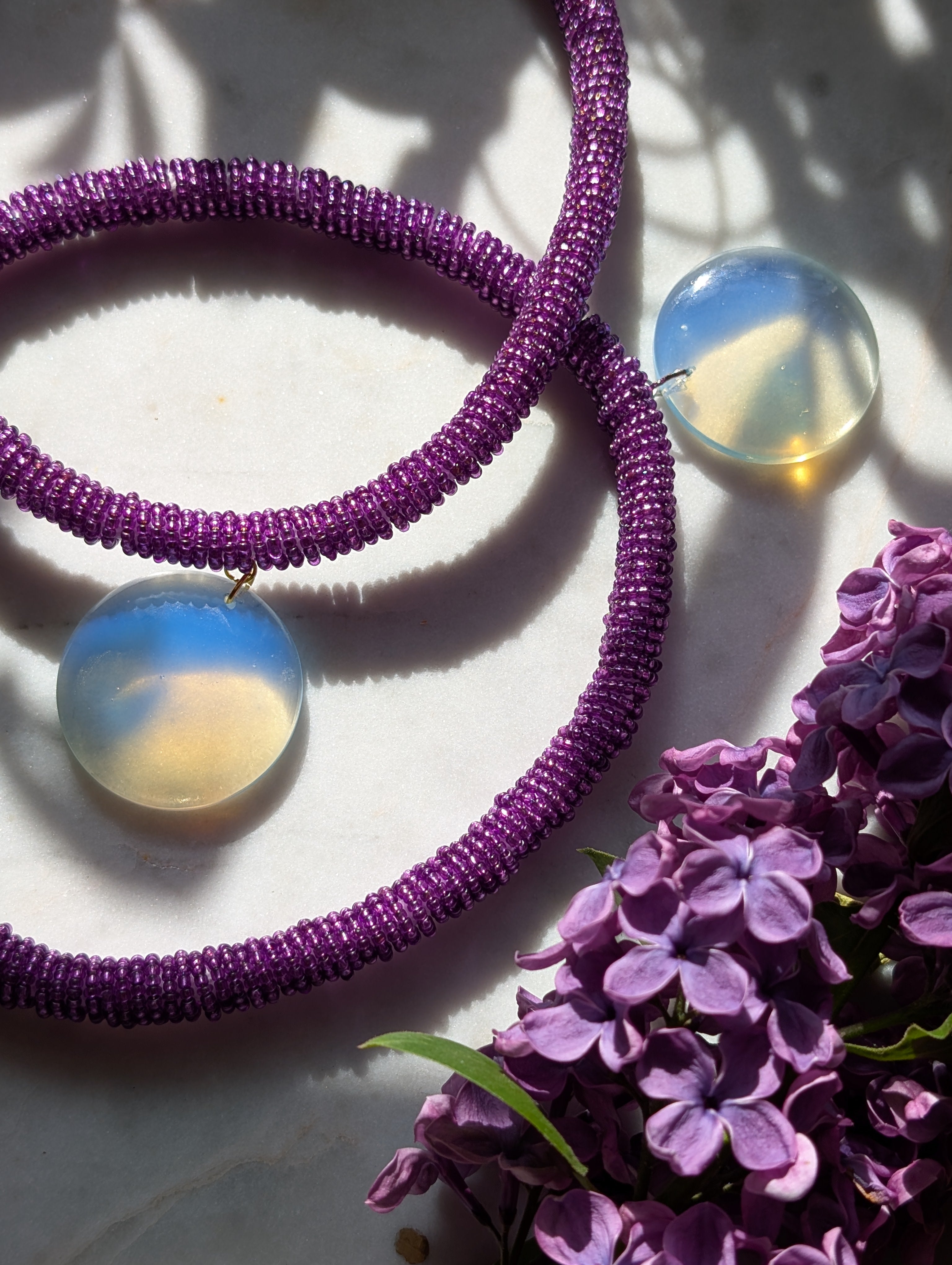 Serena Opale – Zarte Halskette mit Opalit-Anhänger und schimmernder Kordel