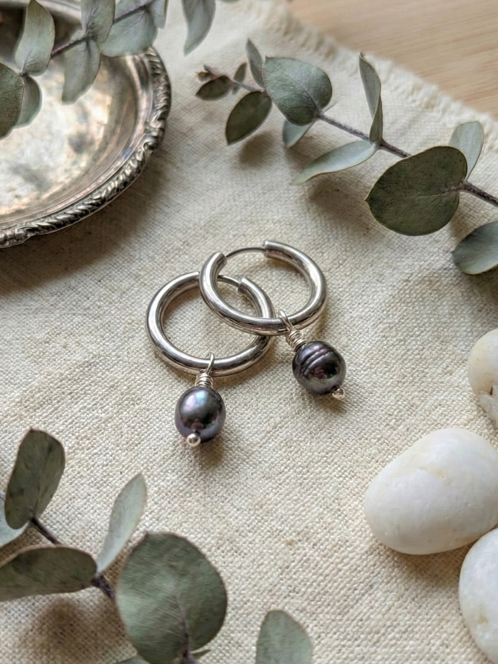 Midnight Pearl - Edelstahl Creolen mit schwarz-blauen Süßwasserperlen