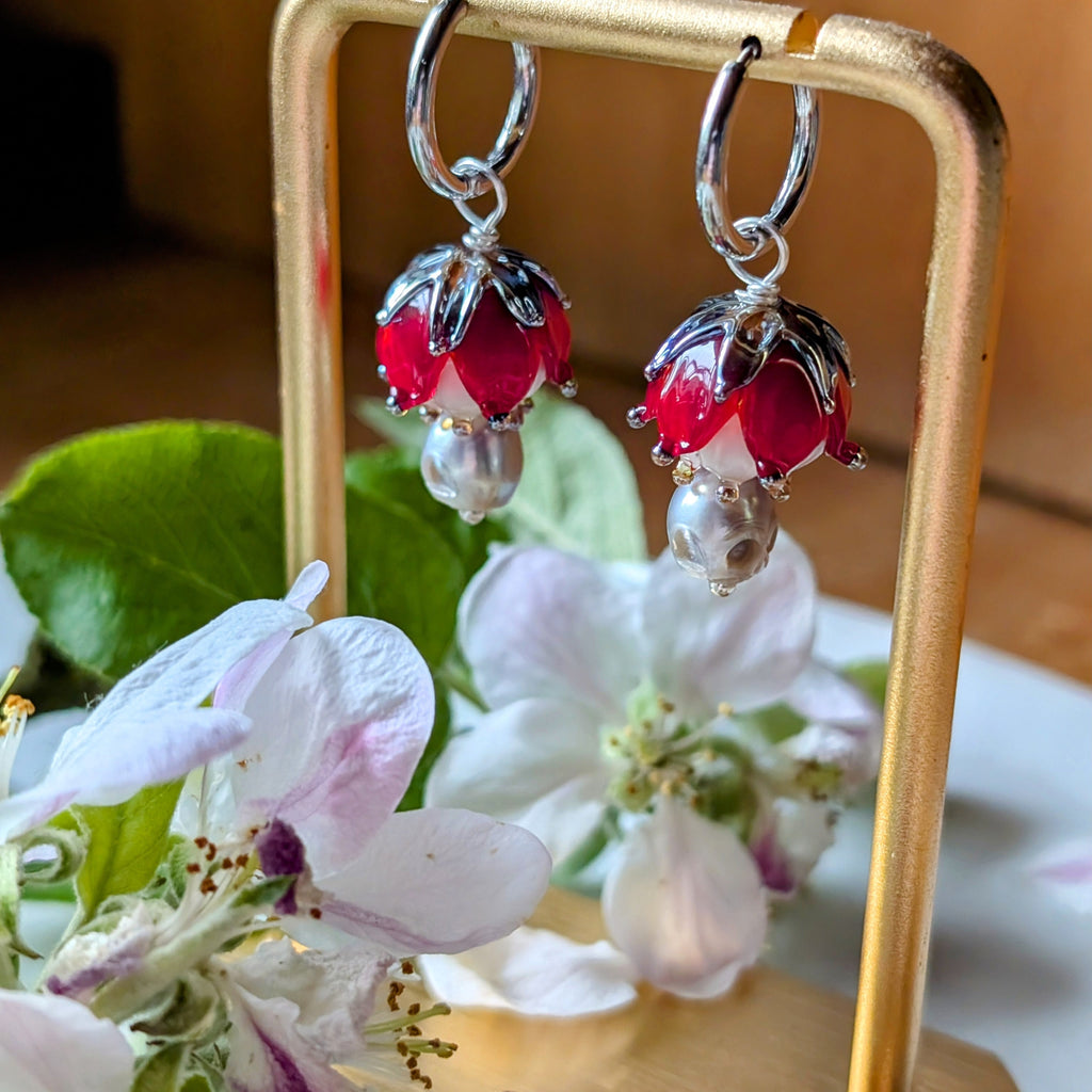 Creolen mit handgefertigten Lampworkperlen und Totenköpfen aus Süßwasserperlen – femininer Gothic Schmuck