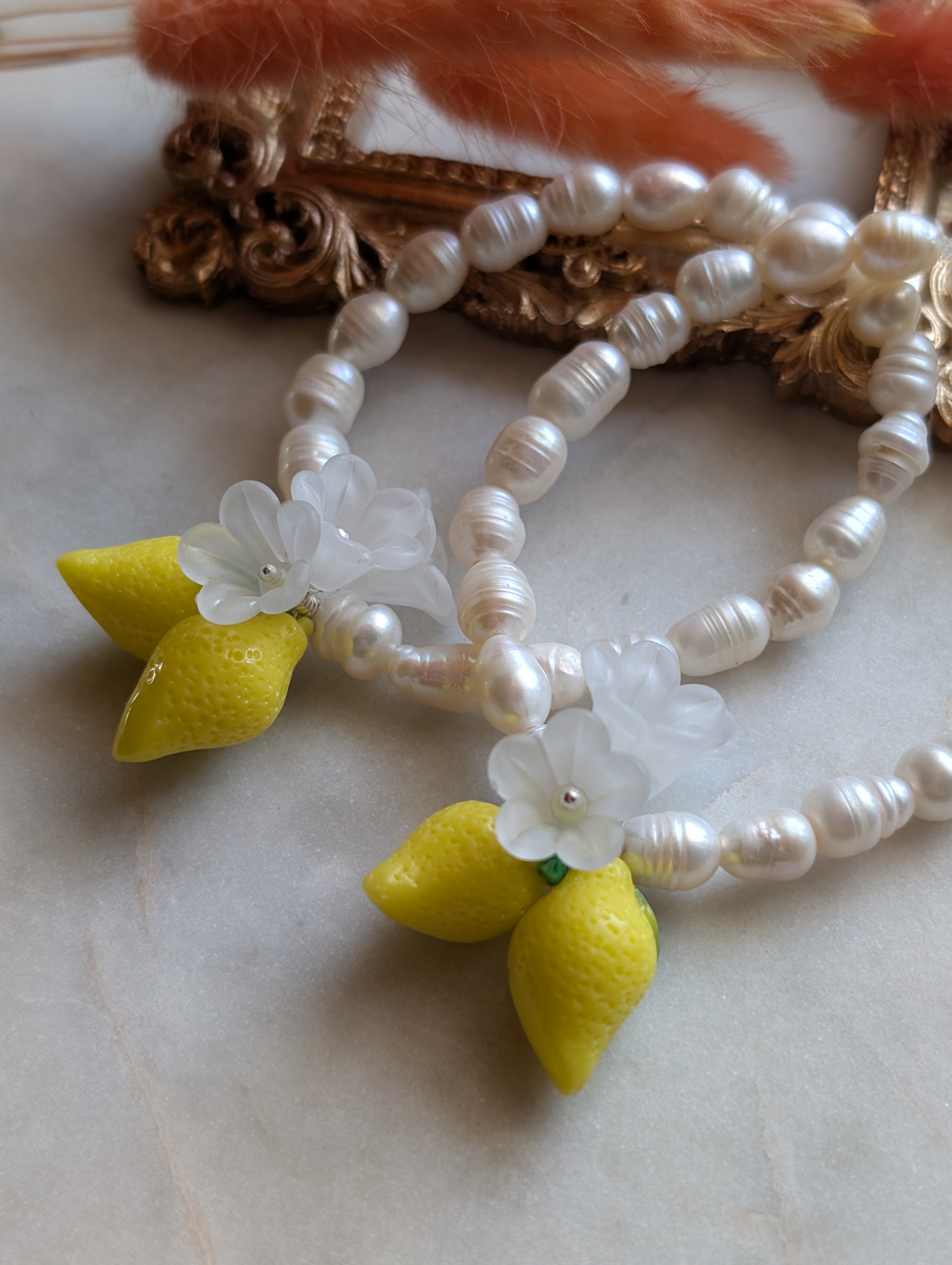 La Perla al Limone – Armband mit Süßwasserperlen, Zitronen und Blüten