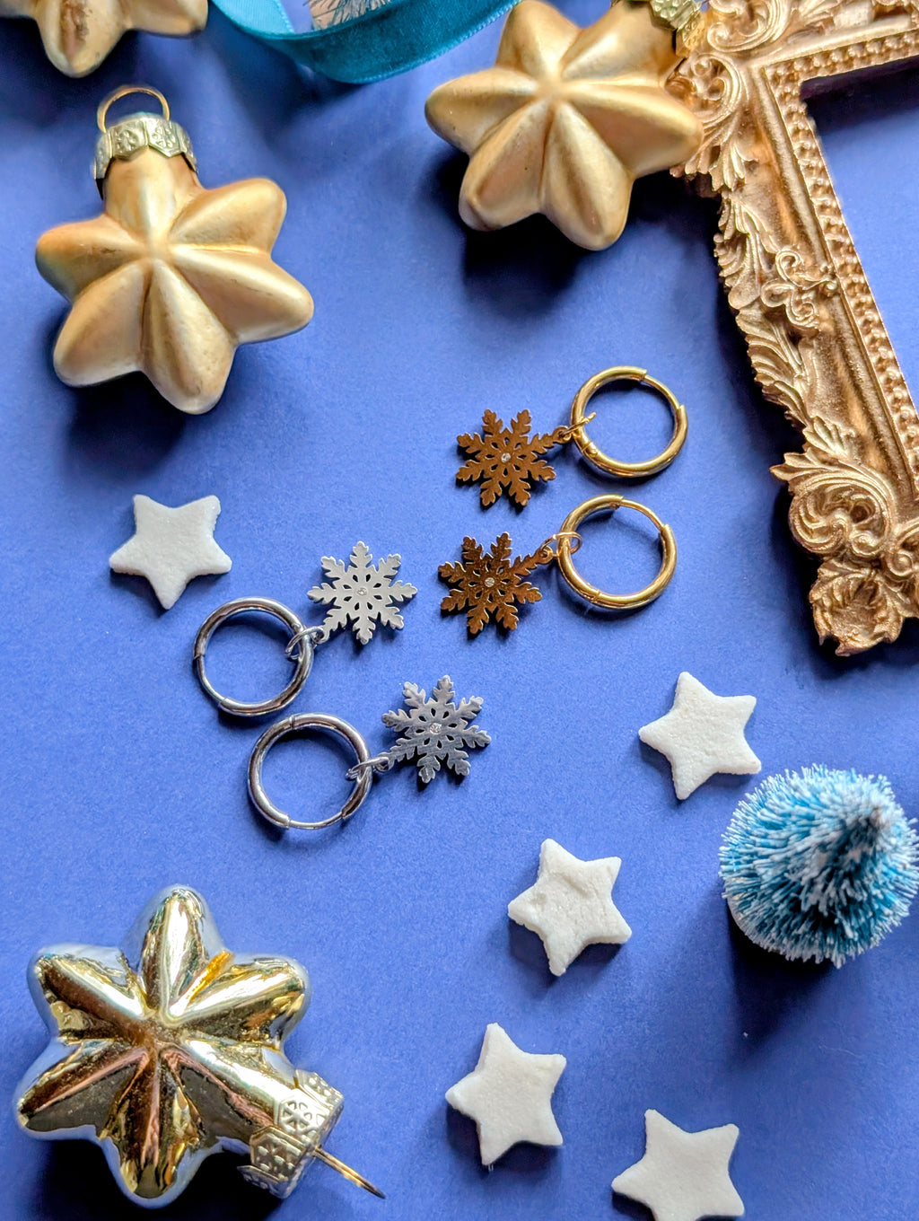 Winterglanz - Edelstahl Creolen mit Schneeflocken Anhänger und Zirkon