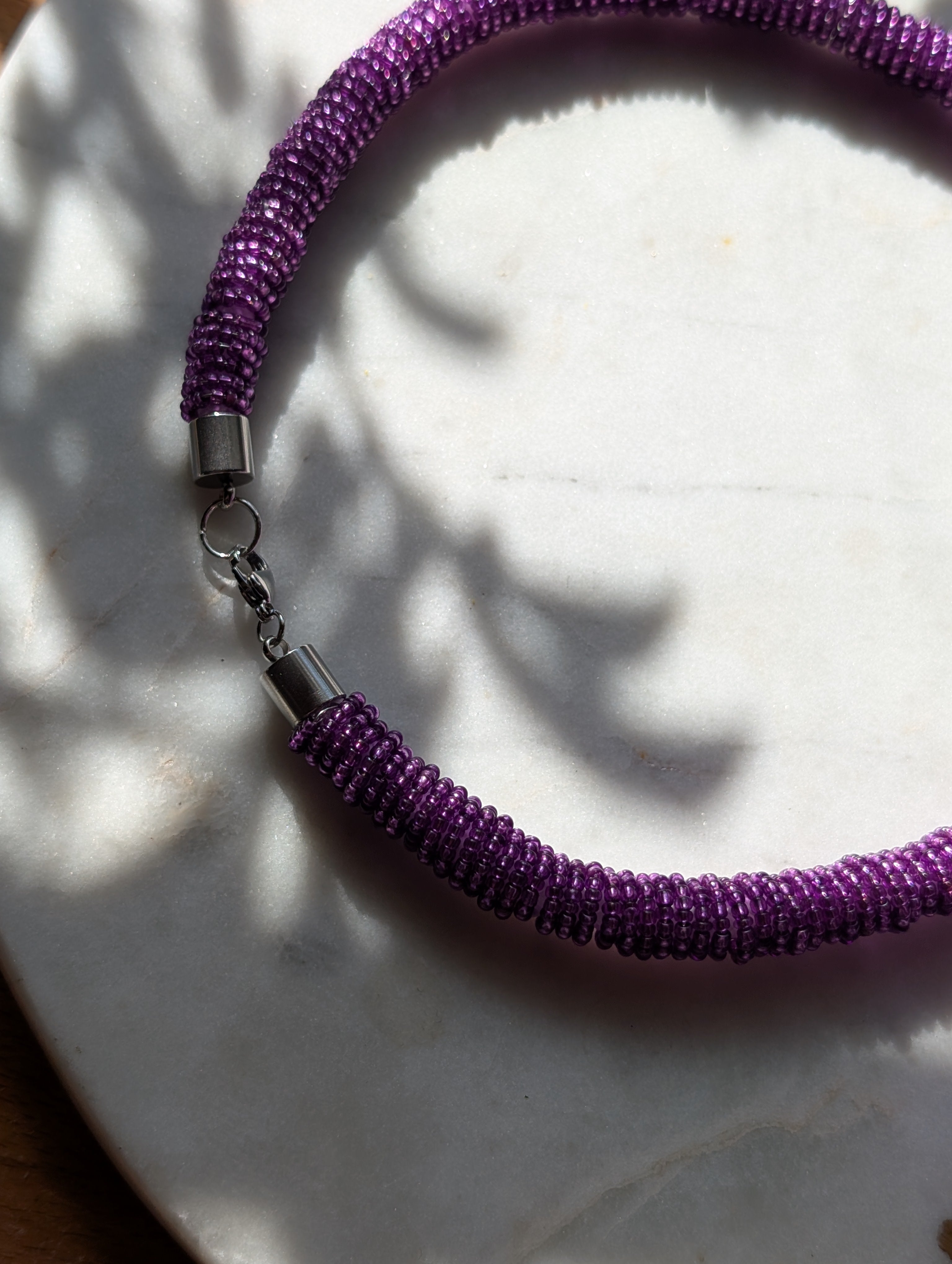 Serena Opale – Zarte Halskette mit Opalit-Anhänger und schimmernder Kordel