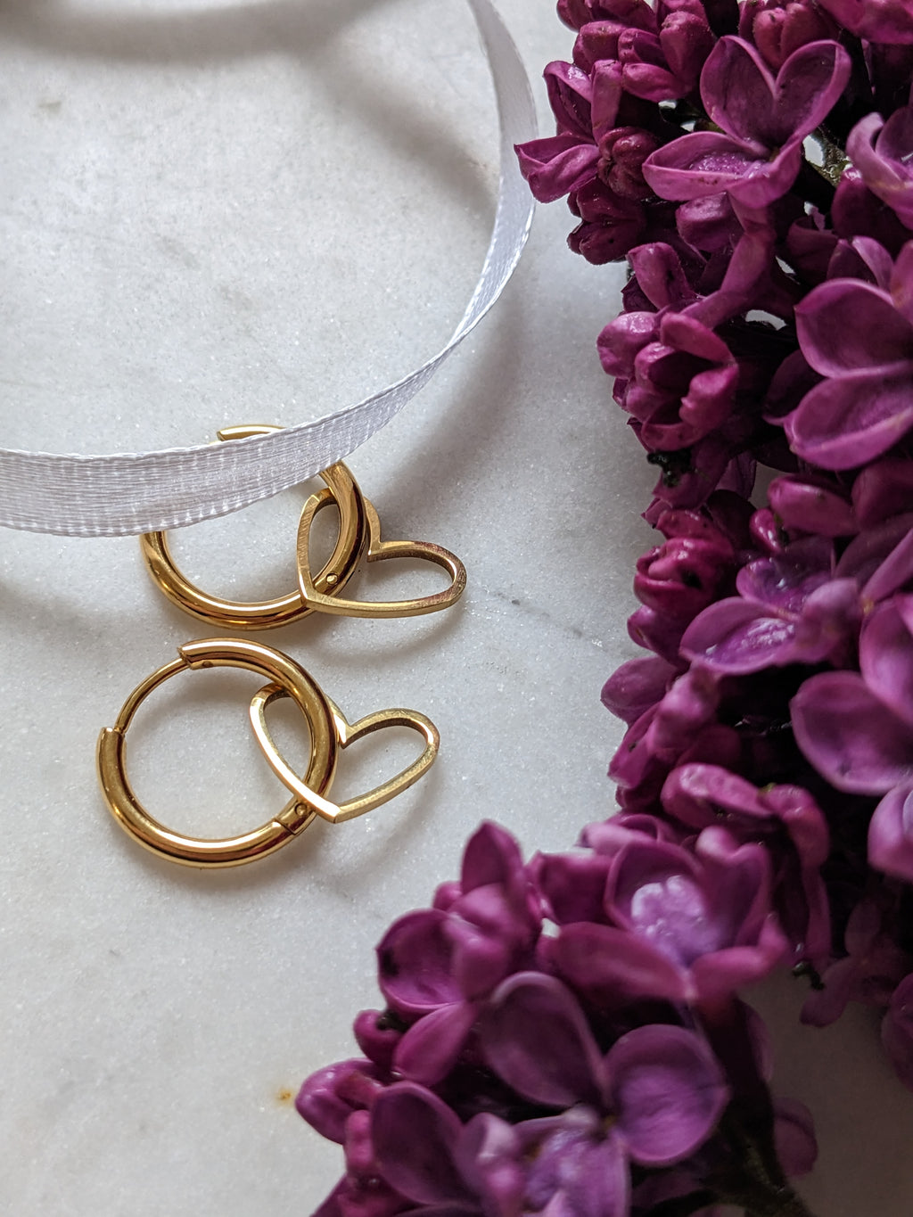 Heart Hoops – Edelstahl Creolen mit Herzanhänger