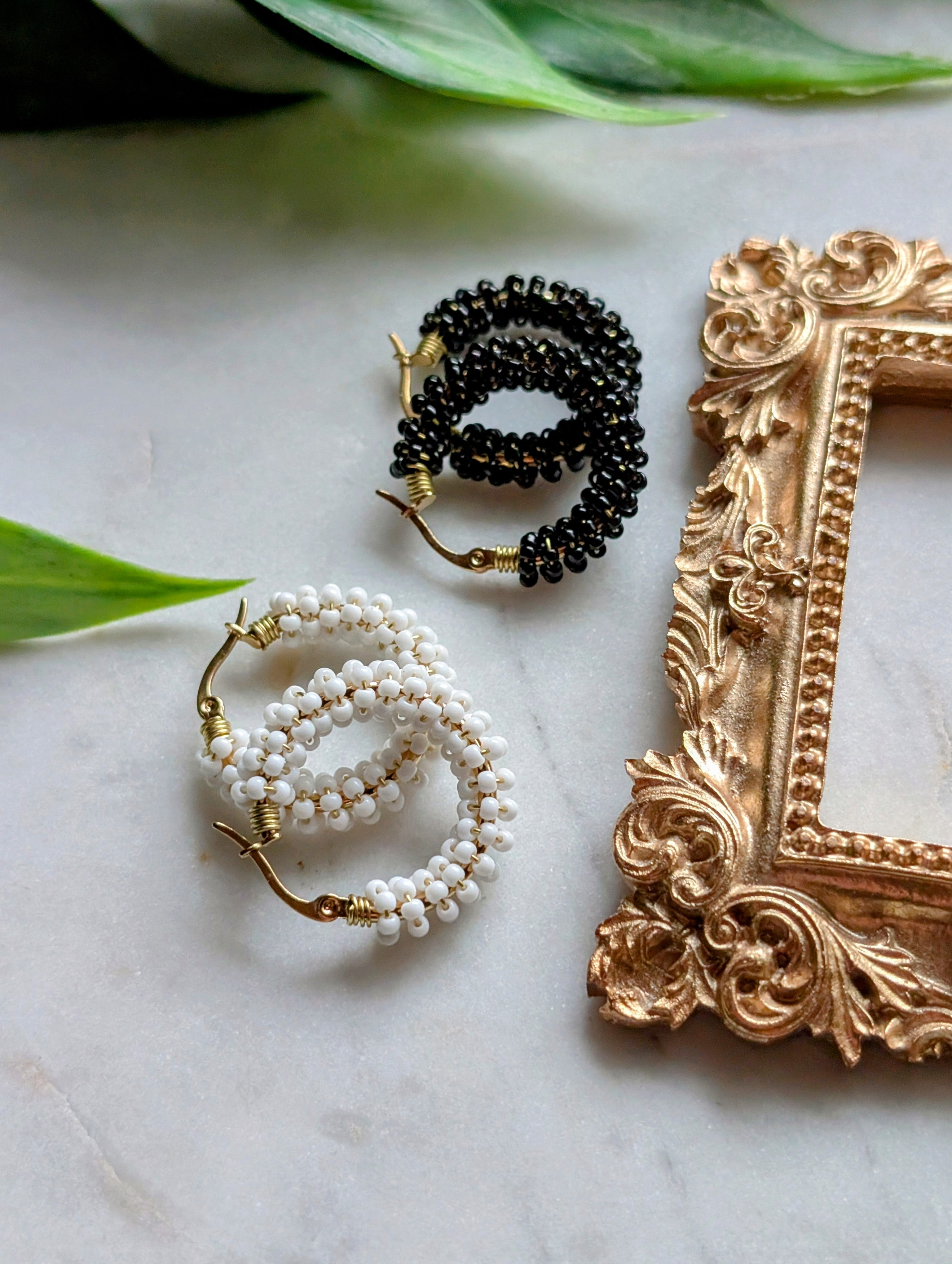 Color Wraps Creolen "Alba" – Edelstahl & weiße Rocailles