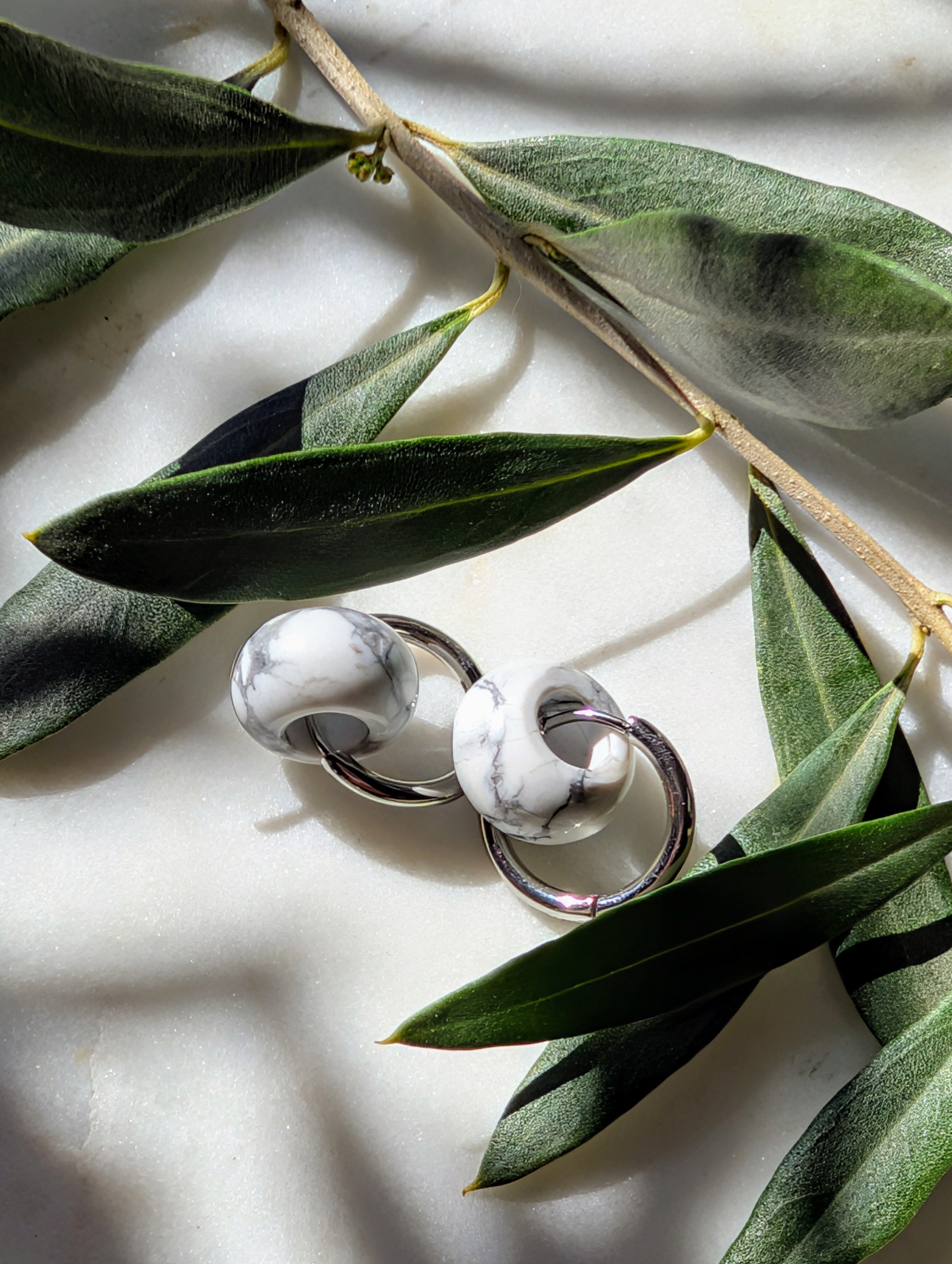 Creolen mit Edelstein Loop - Howlith