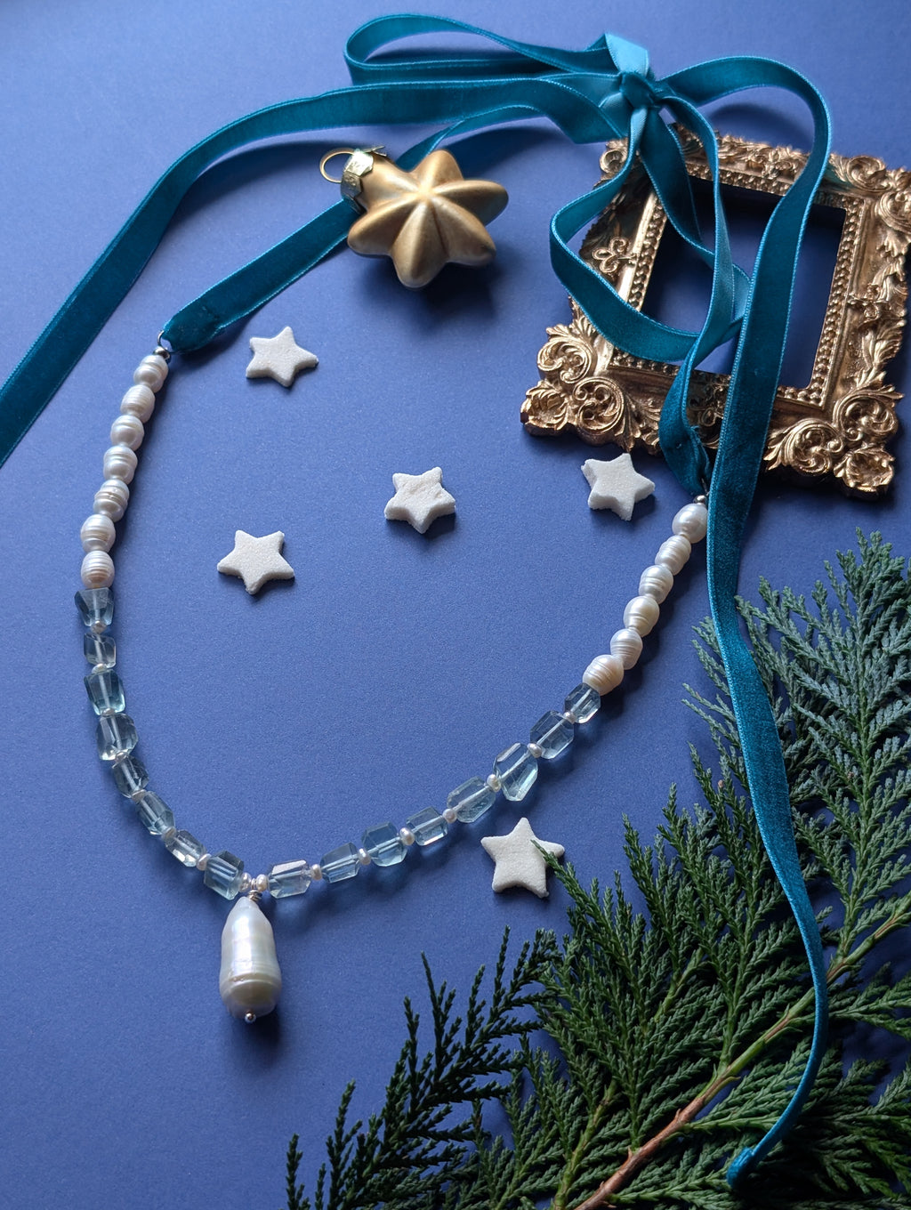 Winter Pearl Collier – Collier aus Perlen, Fluorit und Samt