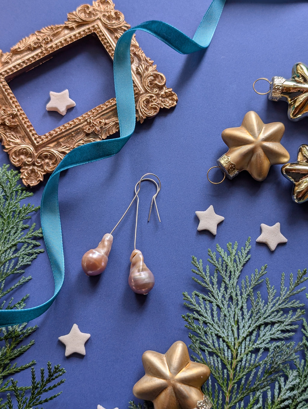 Rosewood Key - Barockperlen Ohrhänger mit Schlüsselloch Detail