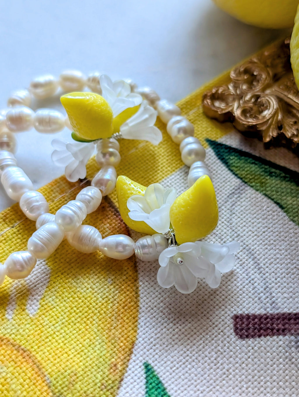 La Perla al Limone – Armband mit Süßwasserperlen, Zitronen und Blüten
