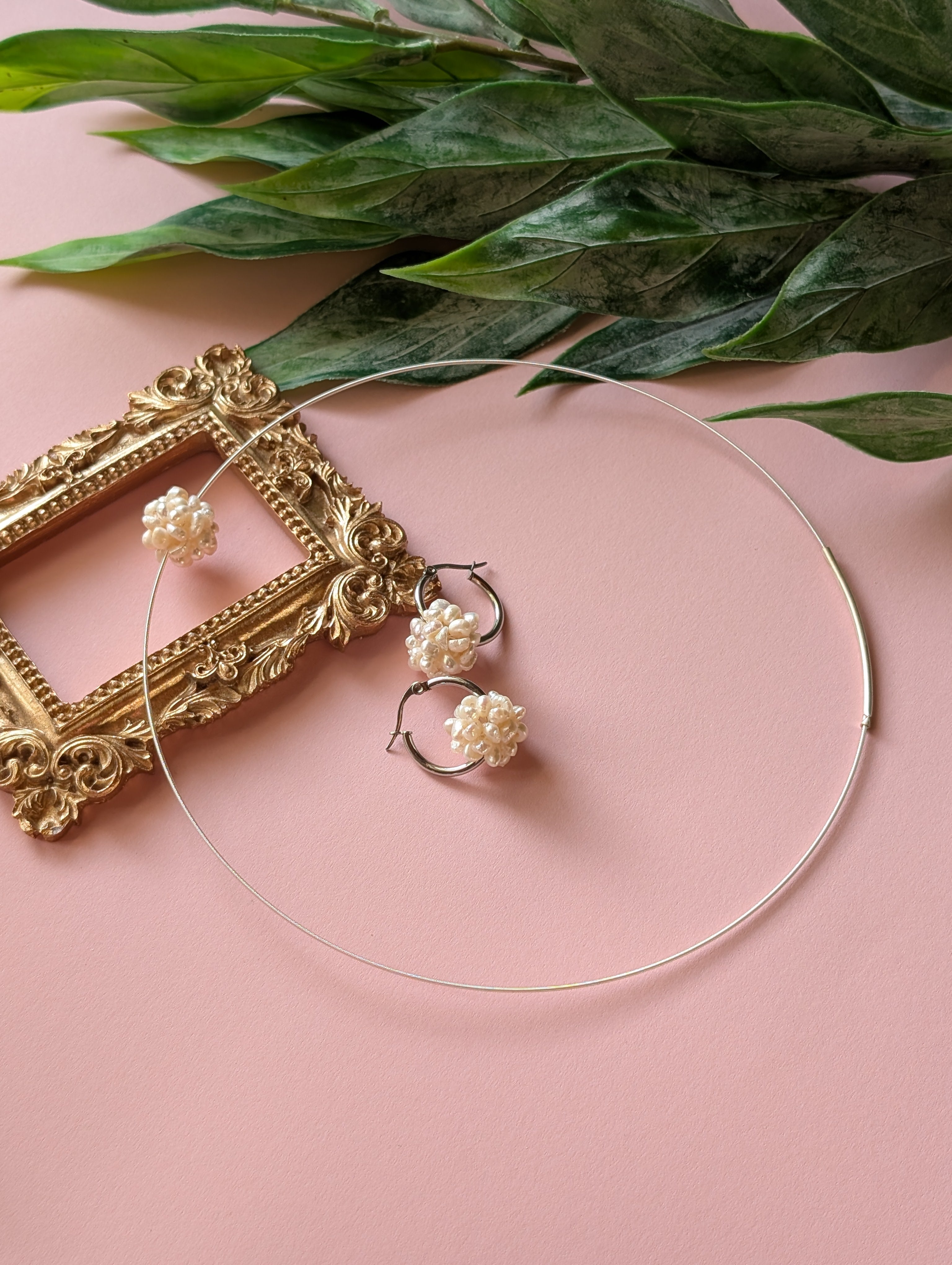 Schneeball Creolen "Minis" - Edelstahl Creolen mit Ball aus Süßwasserperlen