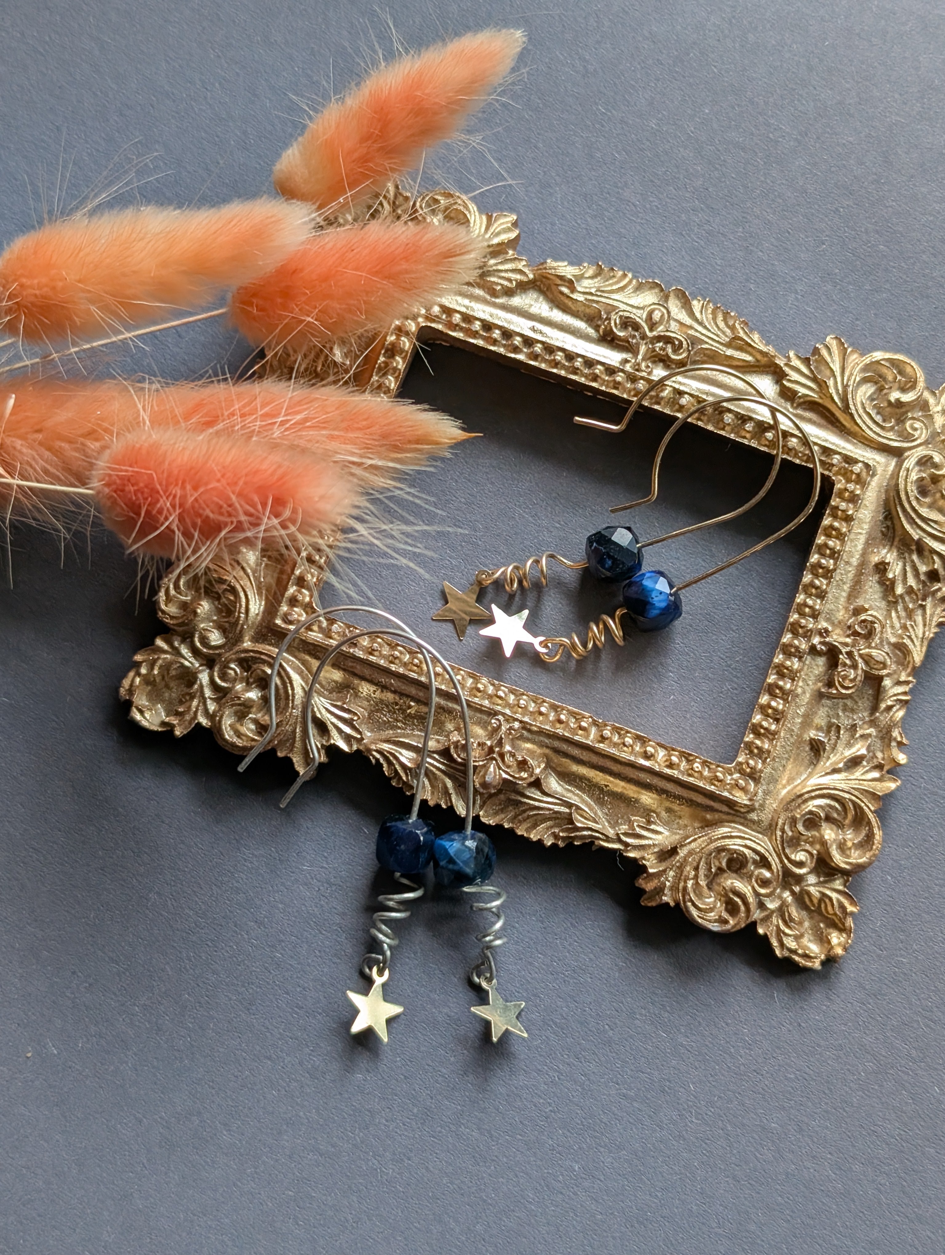 Ohrhänger Polaris - Silber & Gold mit Sternen und Tigerauge