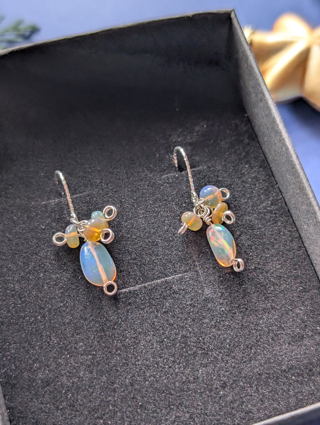Northern Fire Lights - zarte Ohrhänger mit verschiedenen Feueropalen