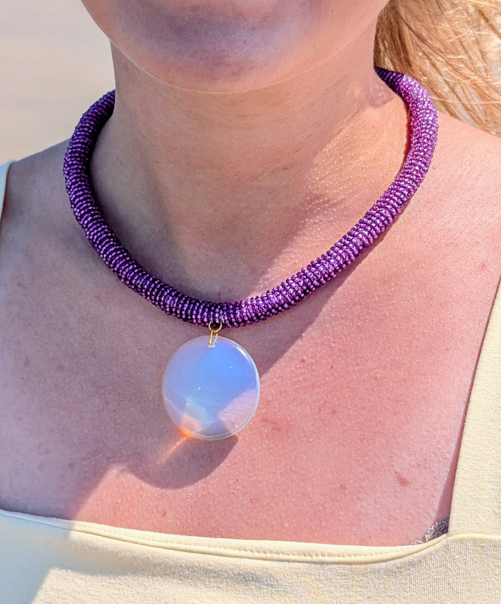 Serena Opale – Zarte Halskette mit Opalit-Anhänger und schimmernder Kordel