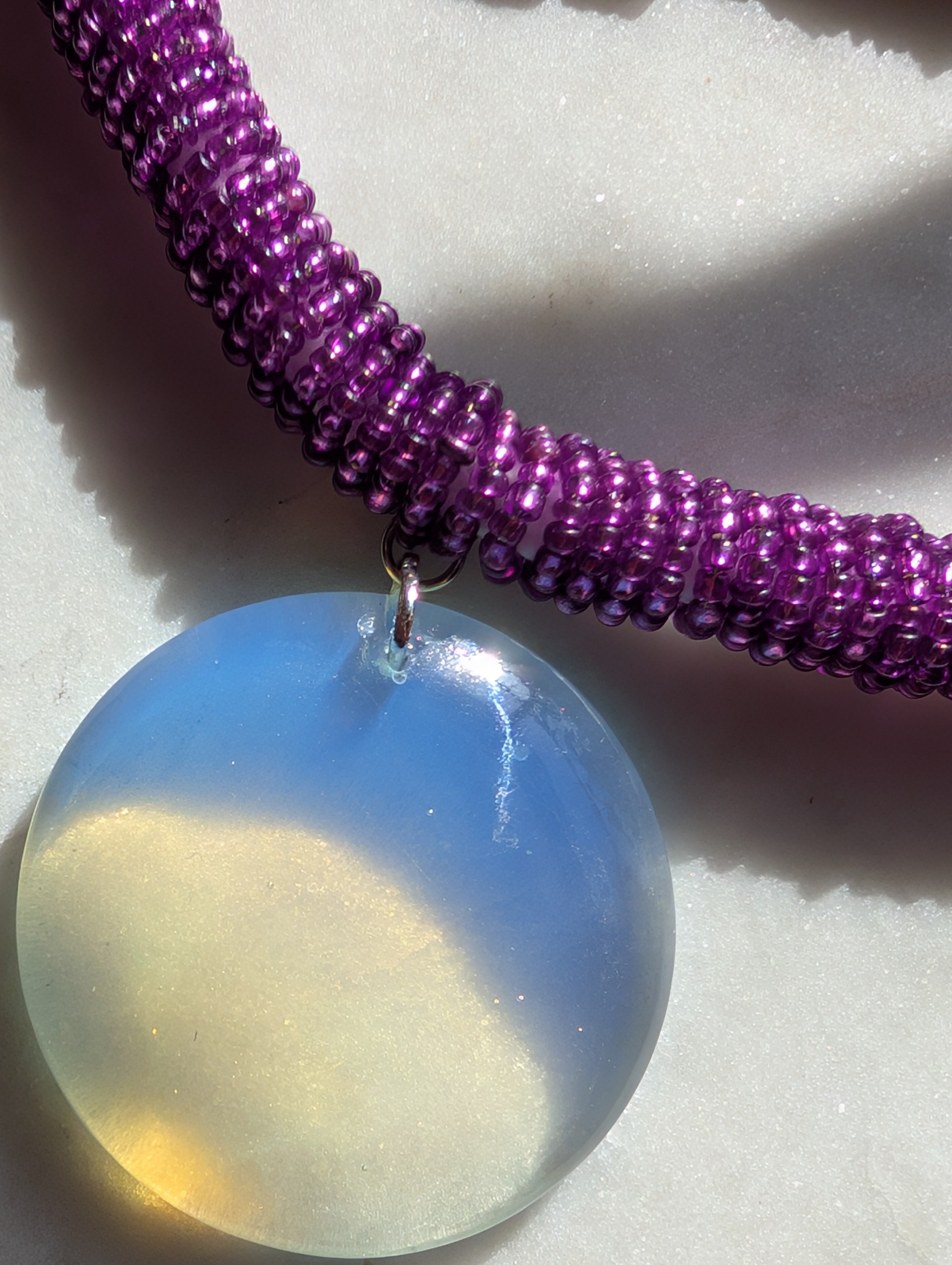 Serena Opale – Zarte Halskette mit Opalit-Anhänger und schimmernder Kordel