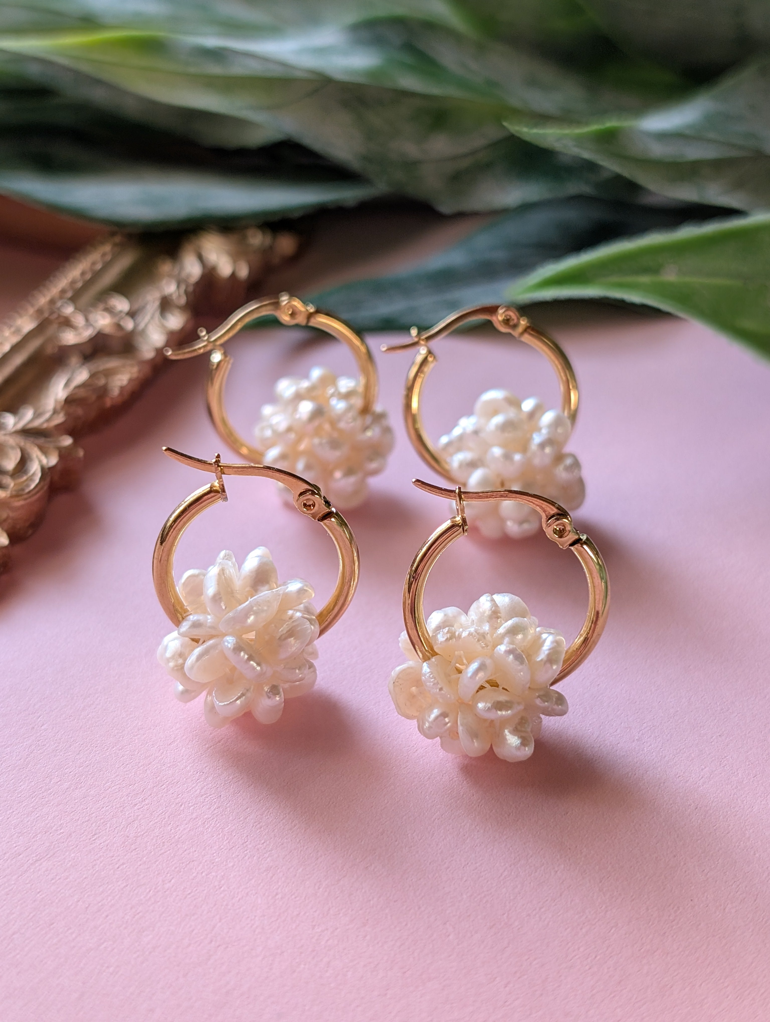 Schneeball Creolen "Minis" - Edelstahl Creolen mit Ball aus Süßwasserperlen