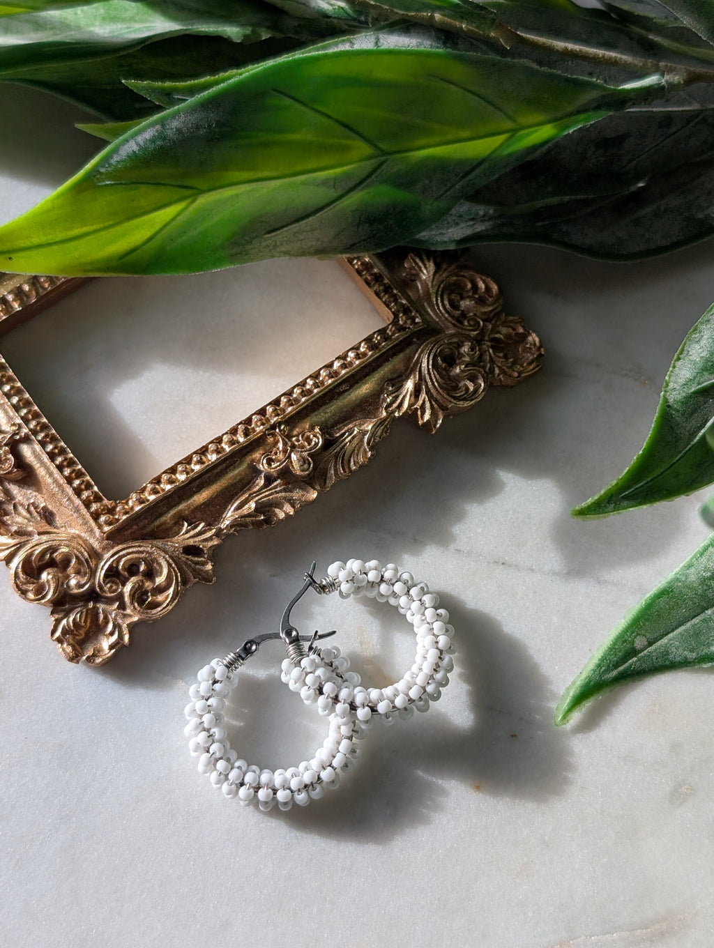 Color Wraps Creolen "Alba" – Edelstahl & weiße Rocailles