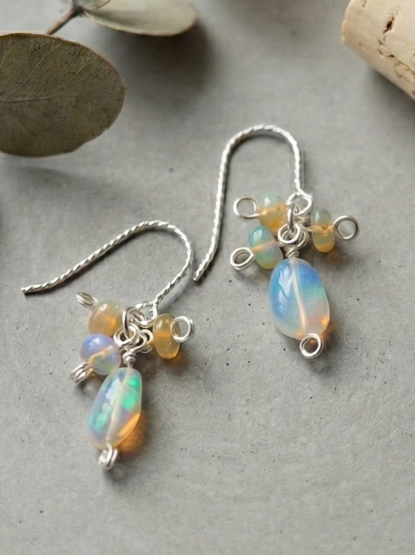 Northern Fire Lights - zarte Ohrhänger mit verschiedenen Feueropalen