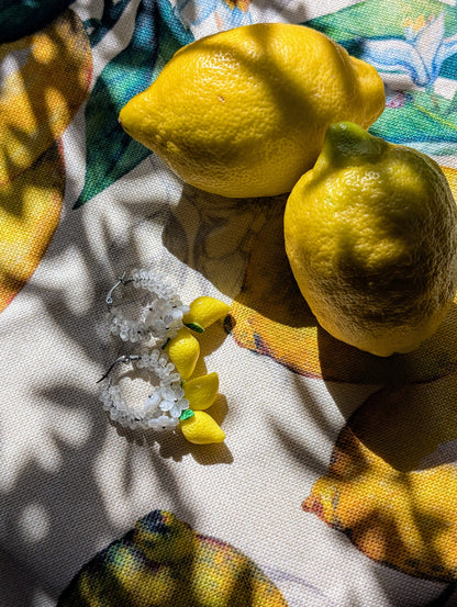 Creole di Limone – Color Wraps Edelstahl-Creolen mit Zitronen und Blüten