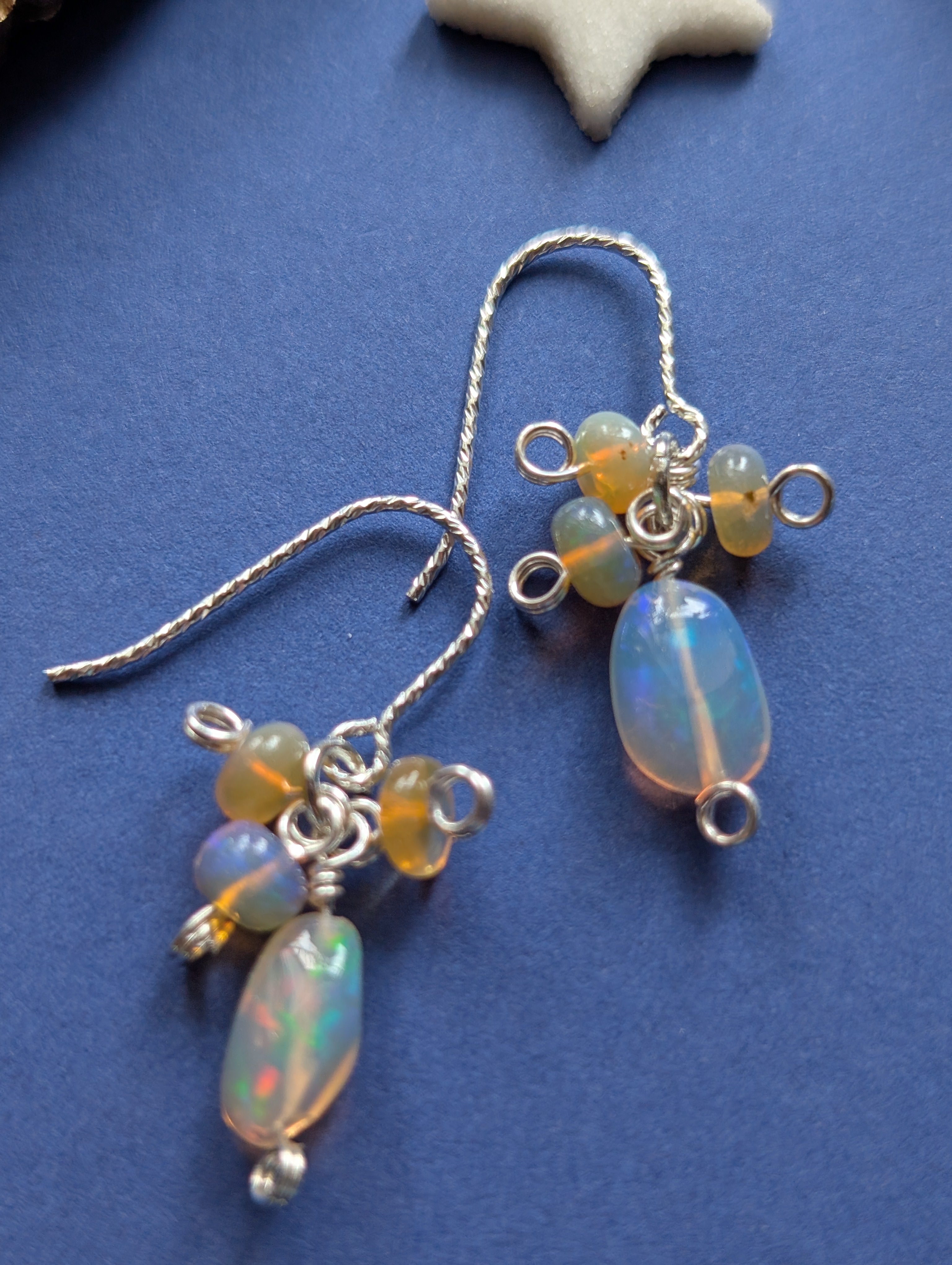 Northern Fire Lights - zarte Ohrhänger mit verschiedenen Feueropalen