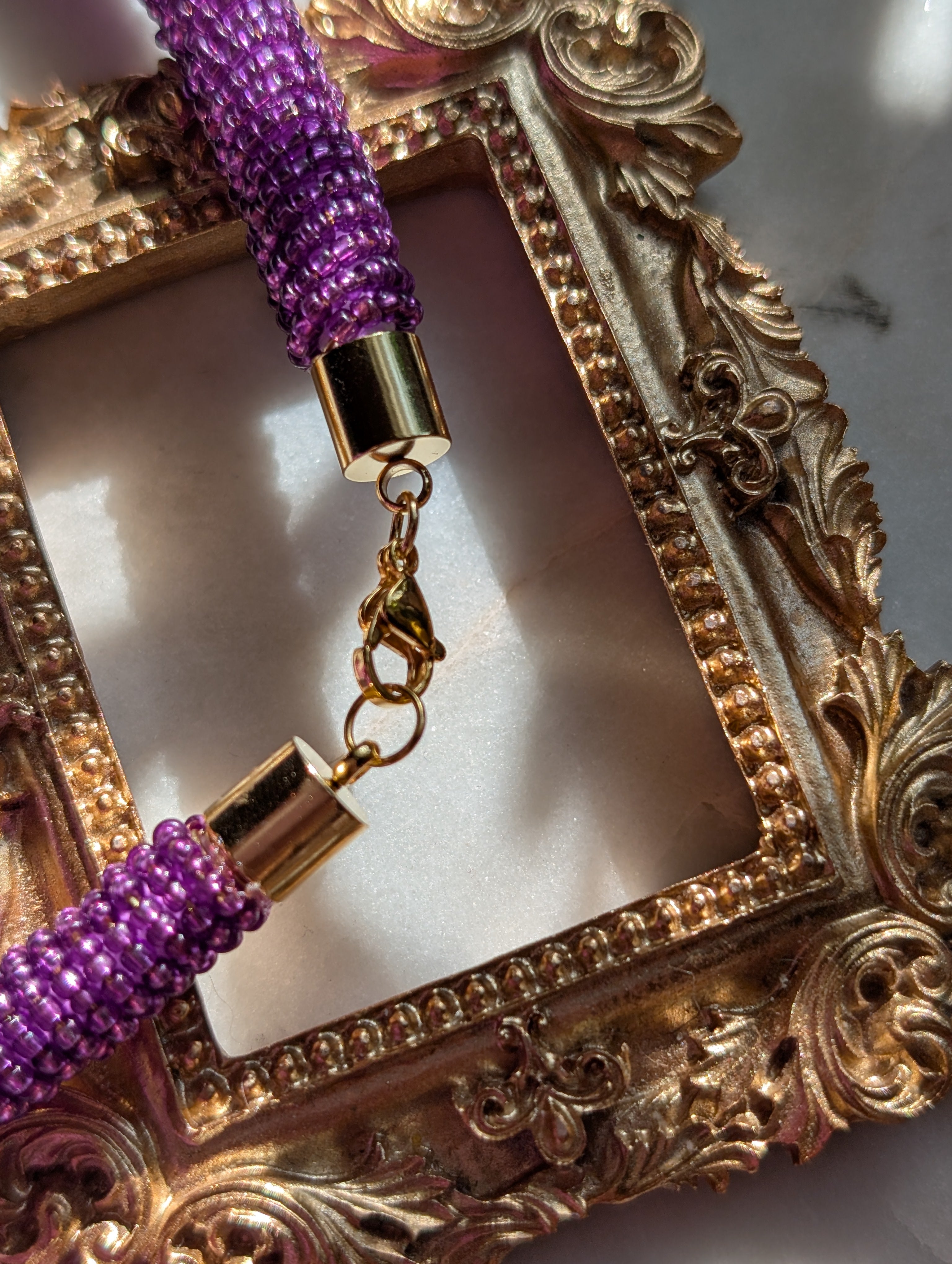 Serena Opale – Zarte Halskette mit Opalit-Anhänger und schimmernder Kordel