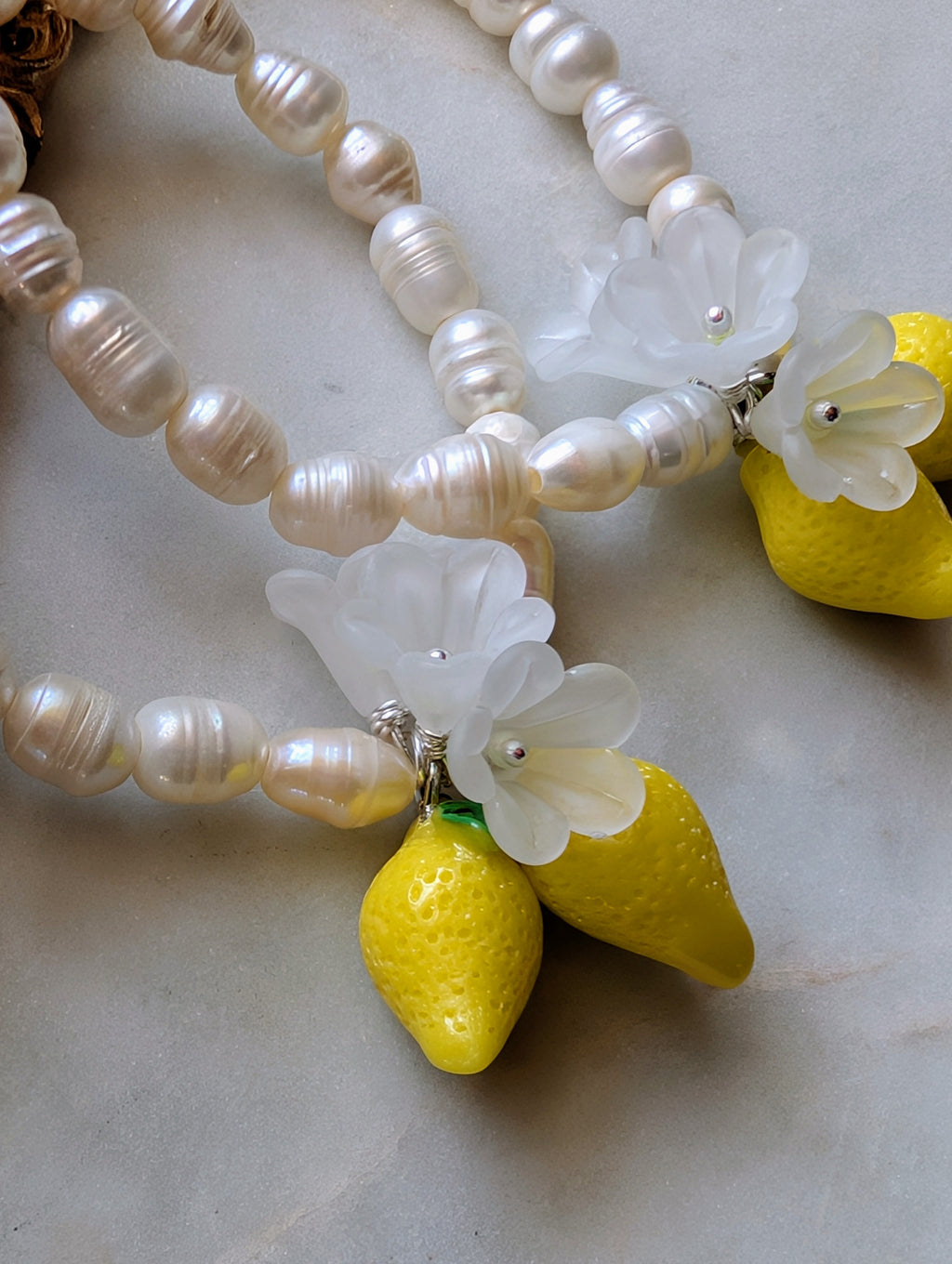 La Perla al Limone – Armband mit Süßwasserperlen, Zitronen und Blüten