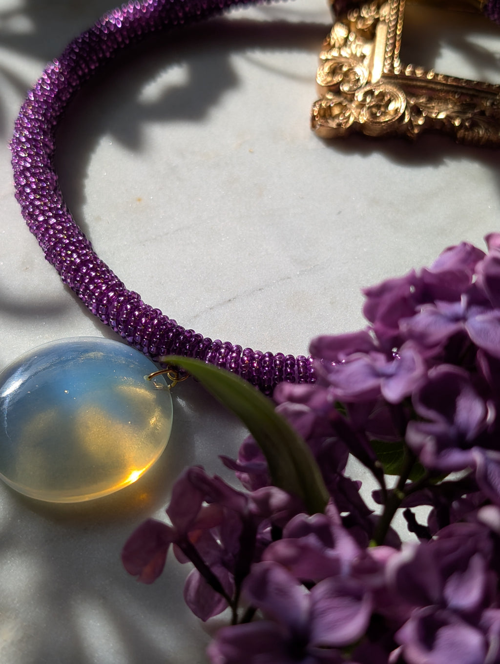 Serena Opale – Zarte Halskette mit Opalit-Anhänger und schimmernder Kordel