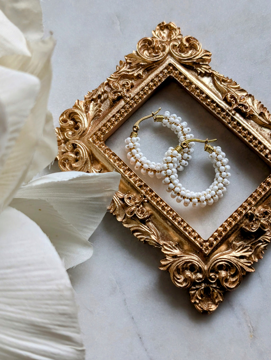 Color Wraps Creolen "Alba" – Edelstahl & weiße Rocailles