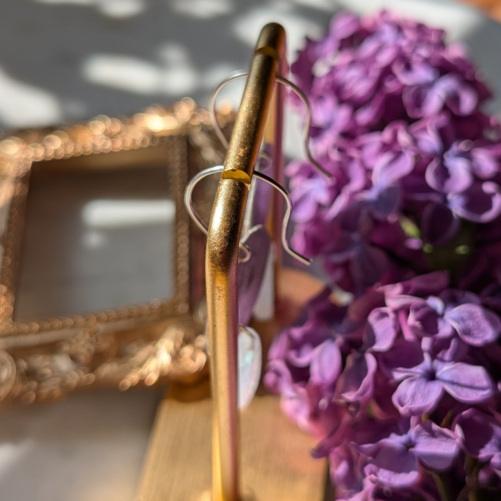 Handgefertigte Ohrringe aus Silber mit feinem Insektenrelief und Mondstein