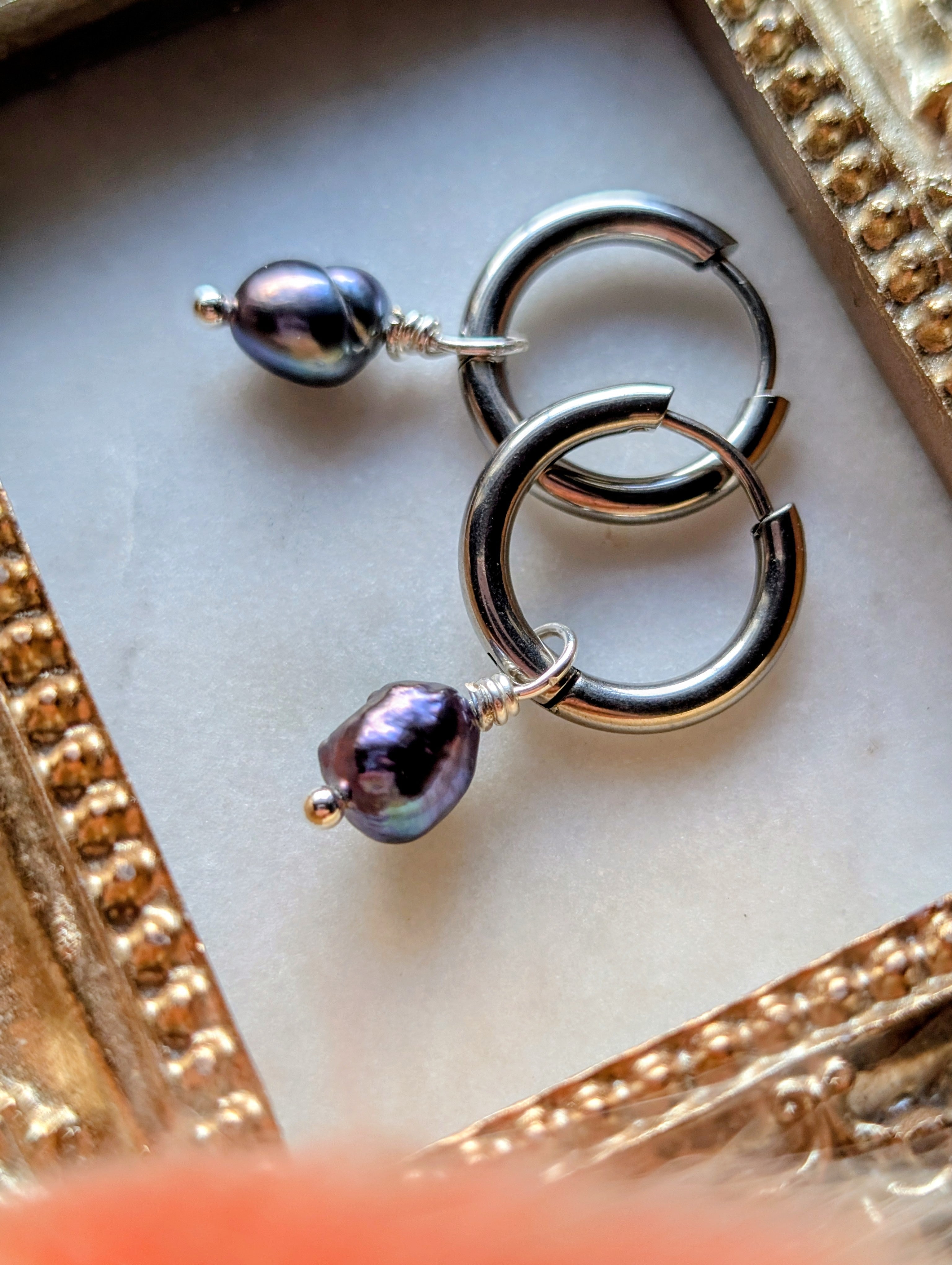 Midnight Pearl - Edelstahl Creolen mit schwarz-blauen Süßwasserperlen