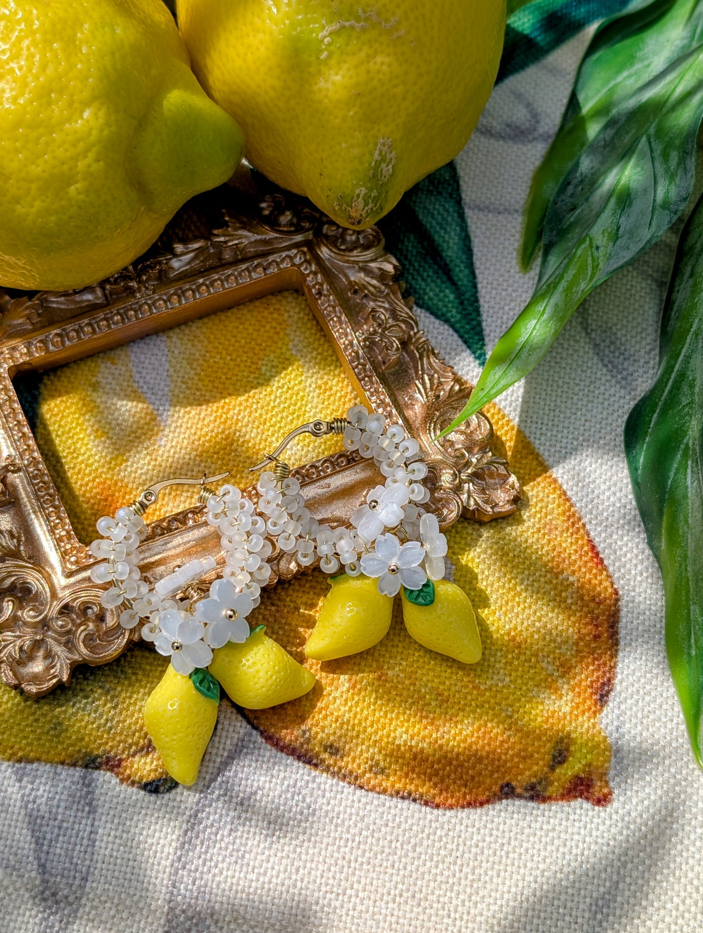 Creole di Limone – Color Wraps Edelstahl-Creolen mit Zitronen und Blüten