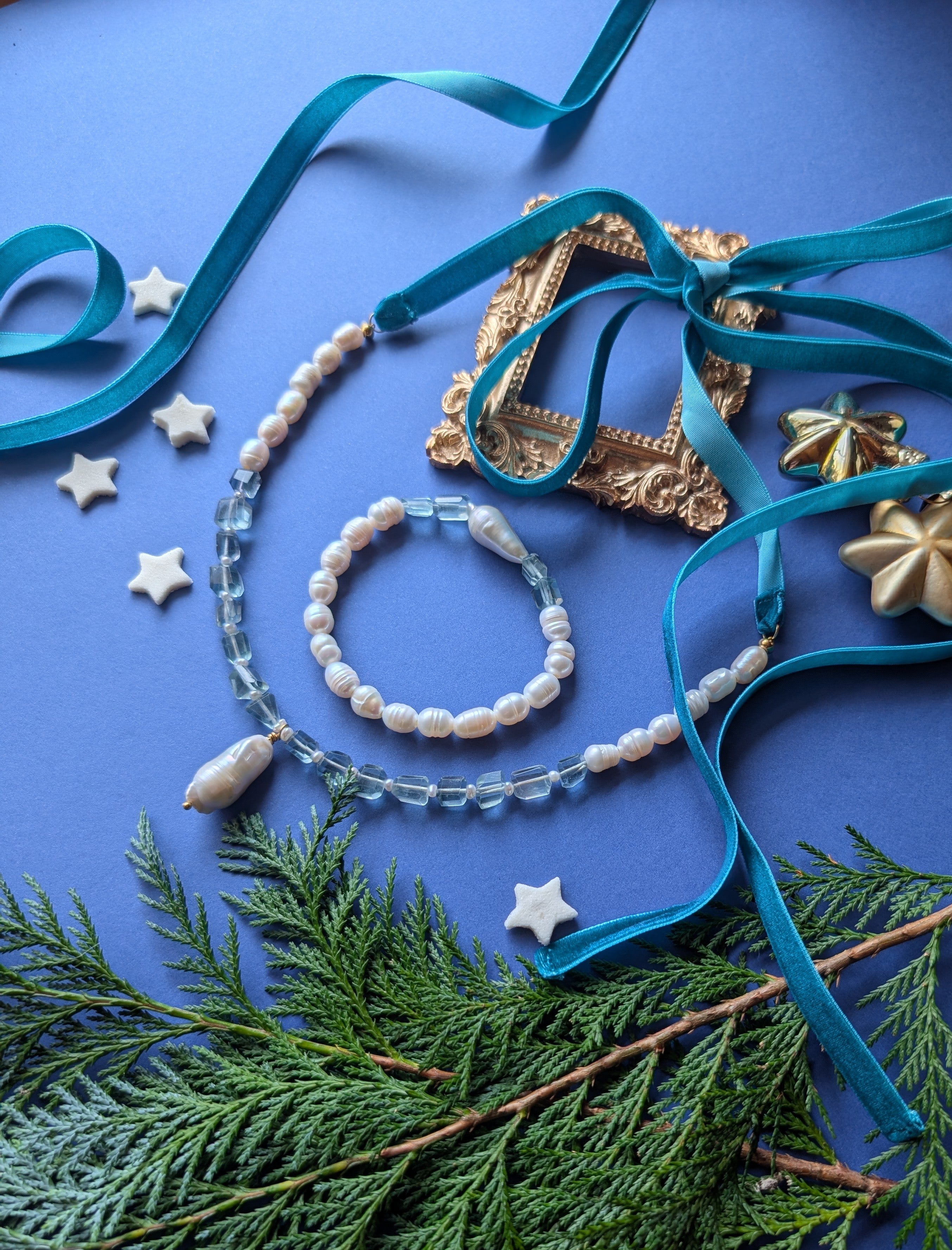 Winter Pearl Armband – Süßwasserperlen und Fluorit