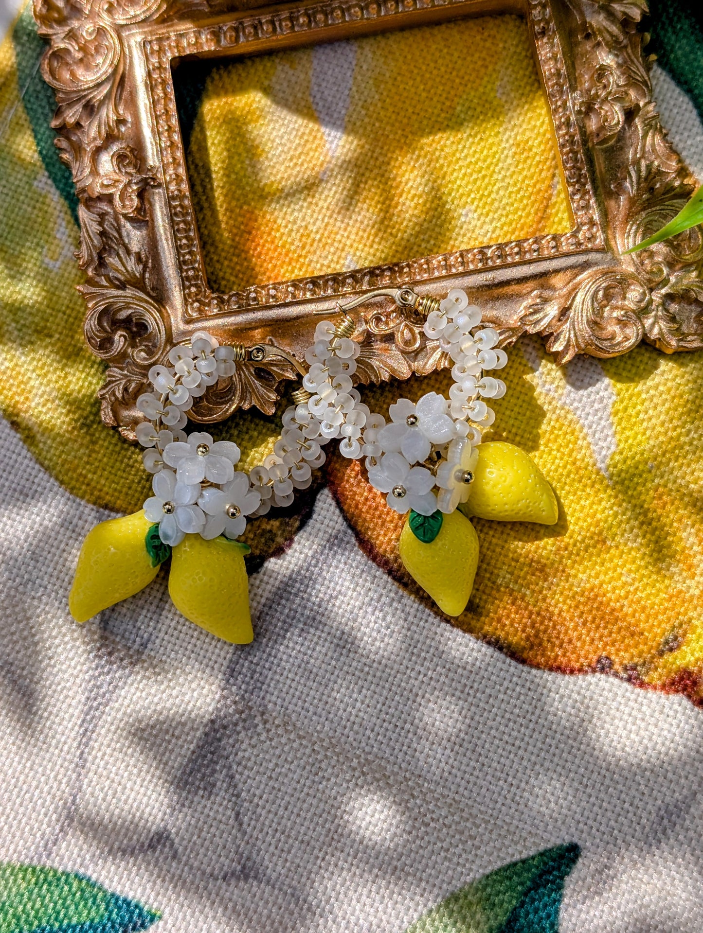 Creole di Limone – Color Wraps Edelstahl-Creolen mit Zitronen und Blüten