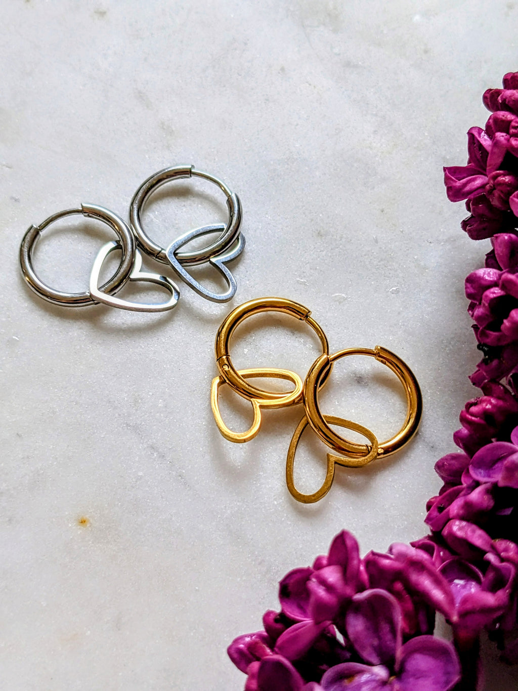 Heart Hoops – Edelstahl Creolen mit Herzanhänger